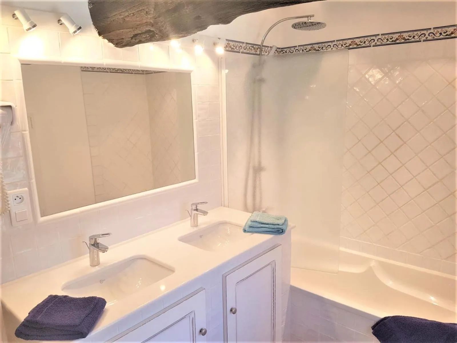 Bathroom in B&B with charm, quiet, kitchen, sw pool.