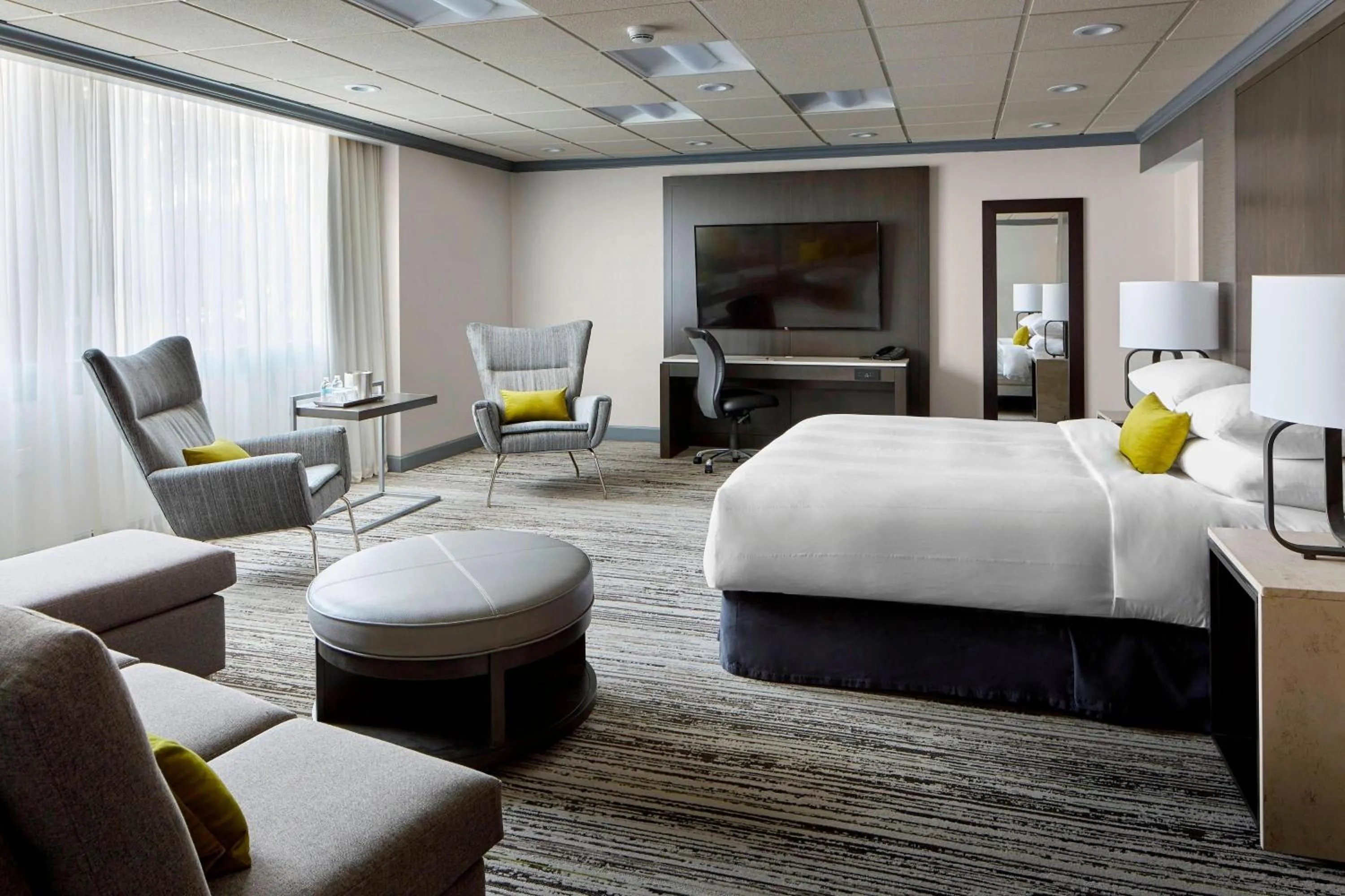 Photo of the whole room, Bed in Marriott Hartford/Windsor Airport