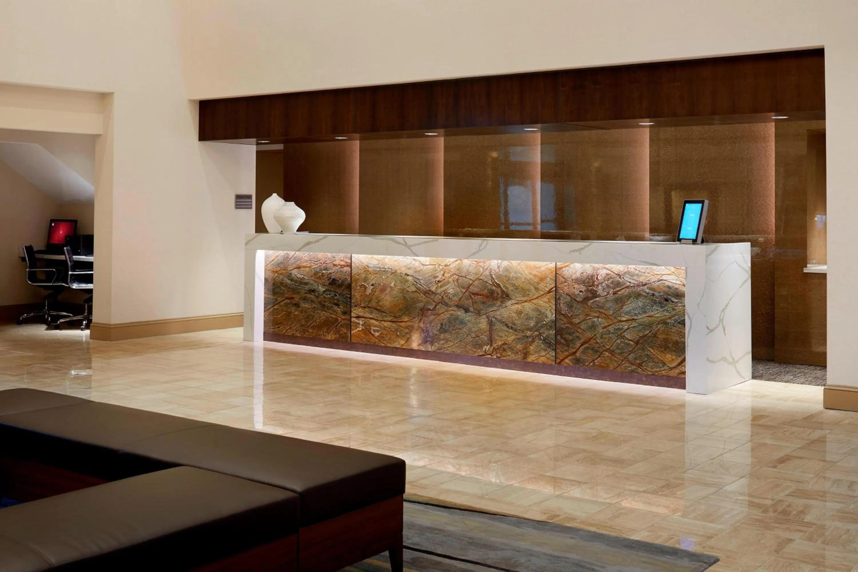 Lobby or reception in Marriott Hartford/Windsor Airport