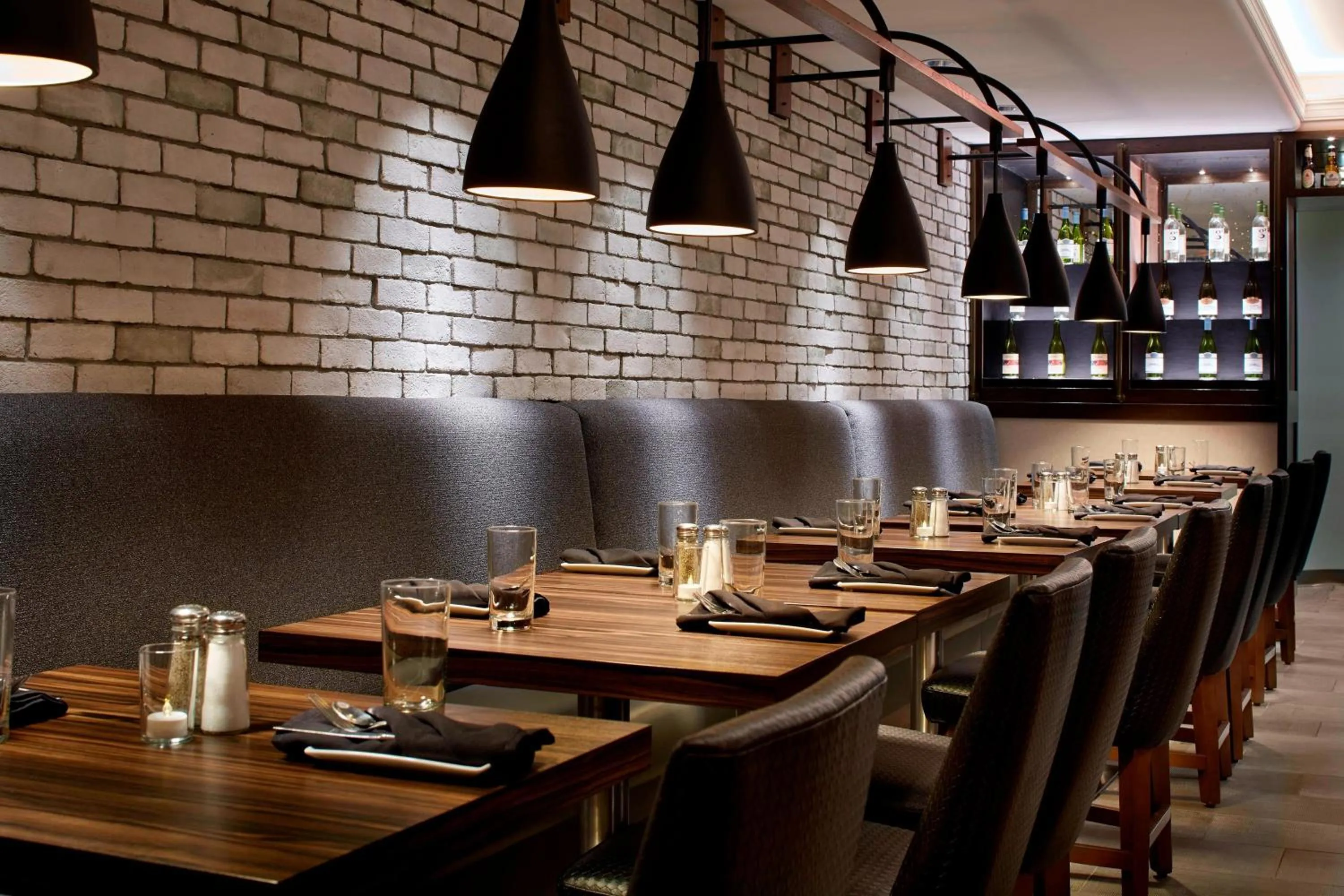 Lounge or bar in Marriott Hartford/Windsor Airport