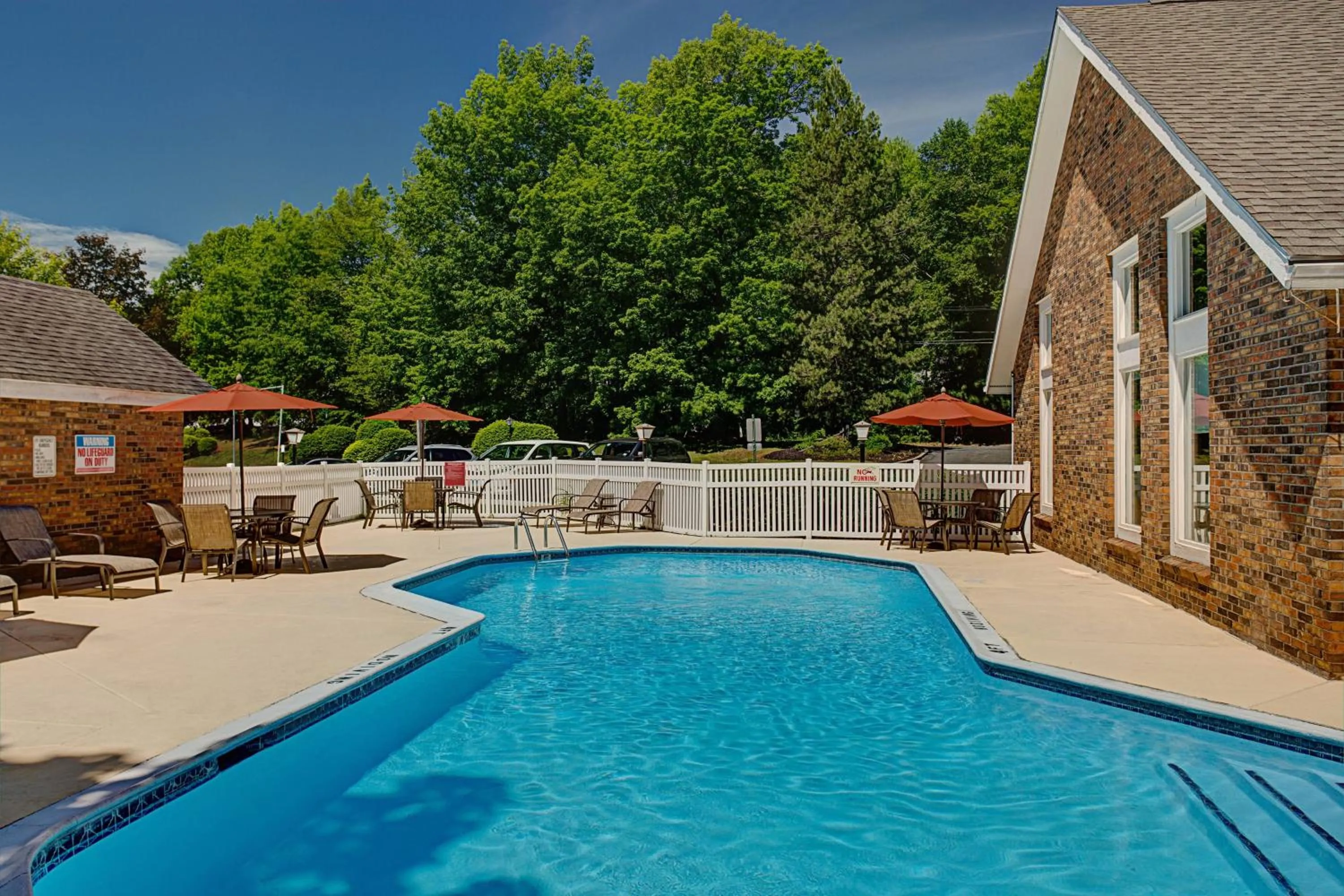 Swimming pool in Residence Inn Hartford Windsor