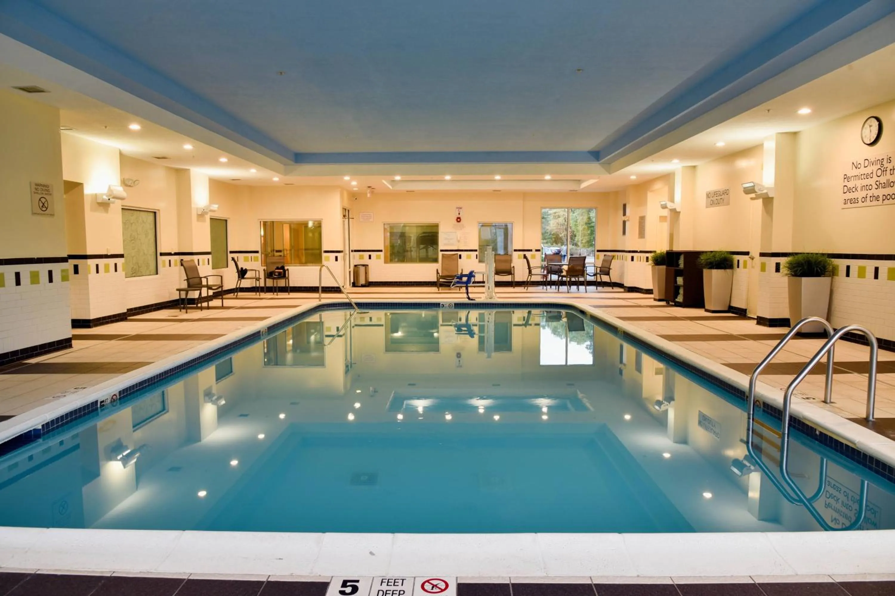 Swimming pool in Fairfield Inn Hartford Airport