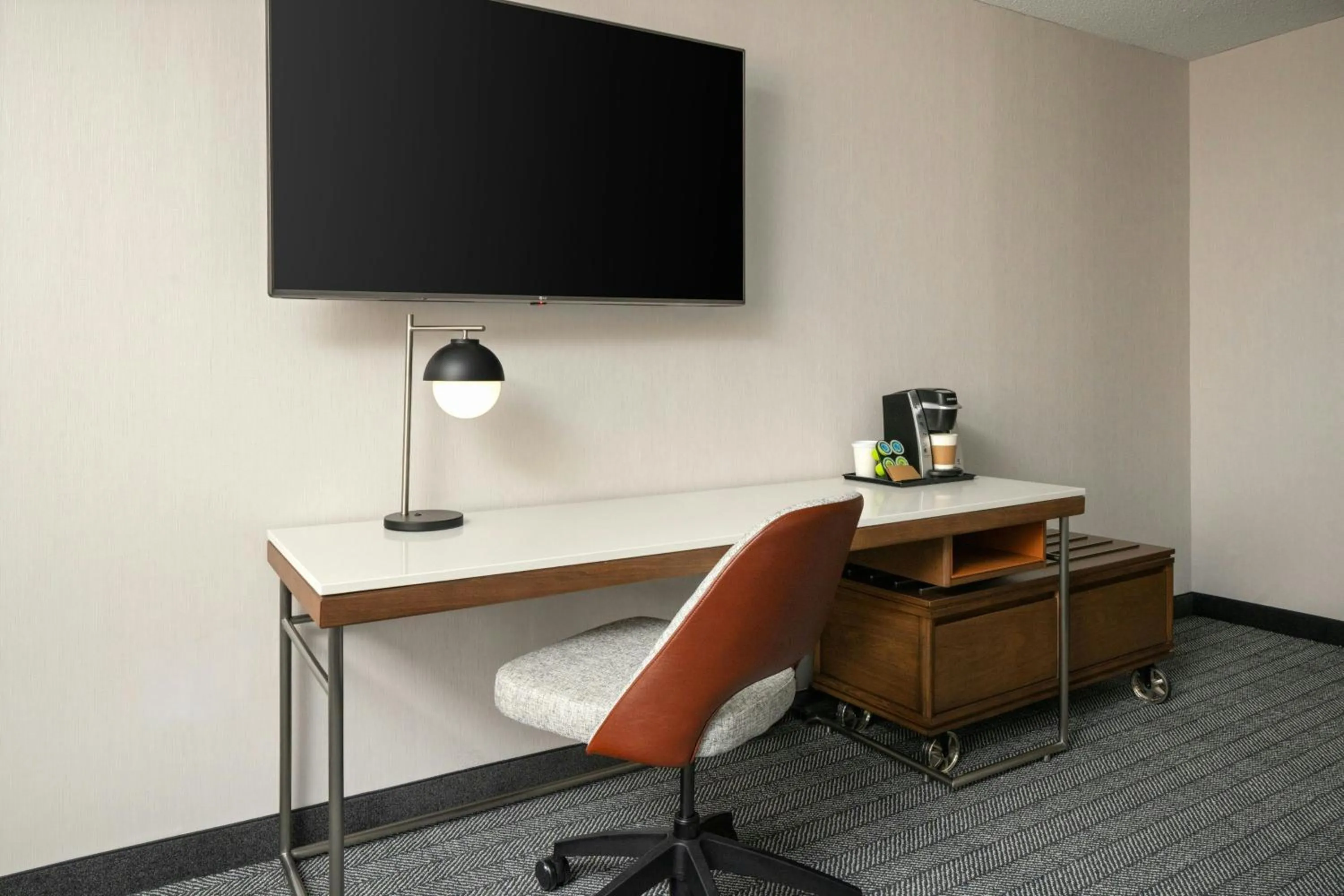 Photo of the whole room in Courtyard Hartford Cromwell