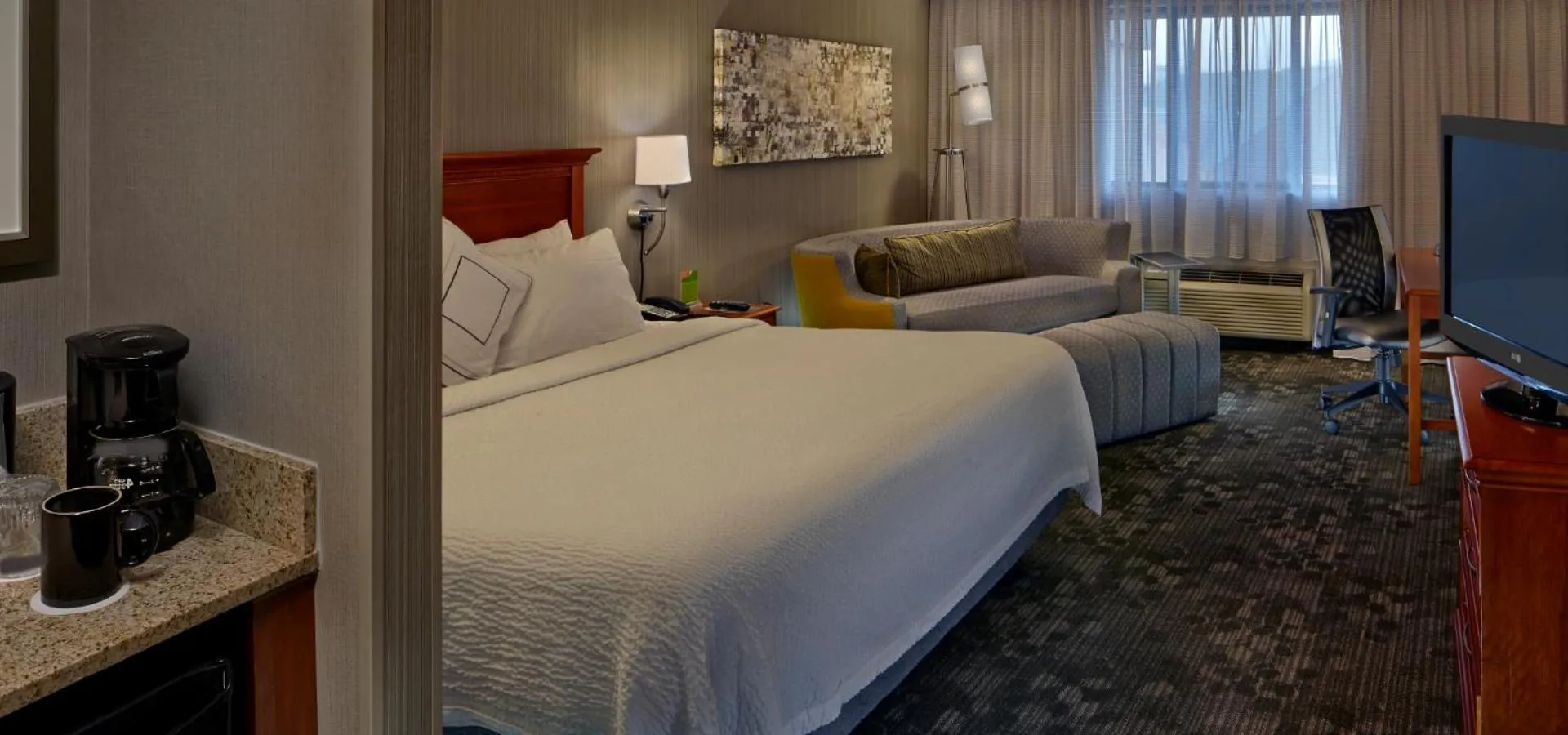 Bedroom, Bed in Courtyard Hartford Cromwell