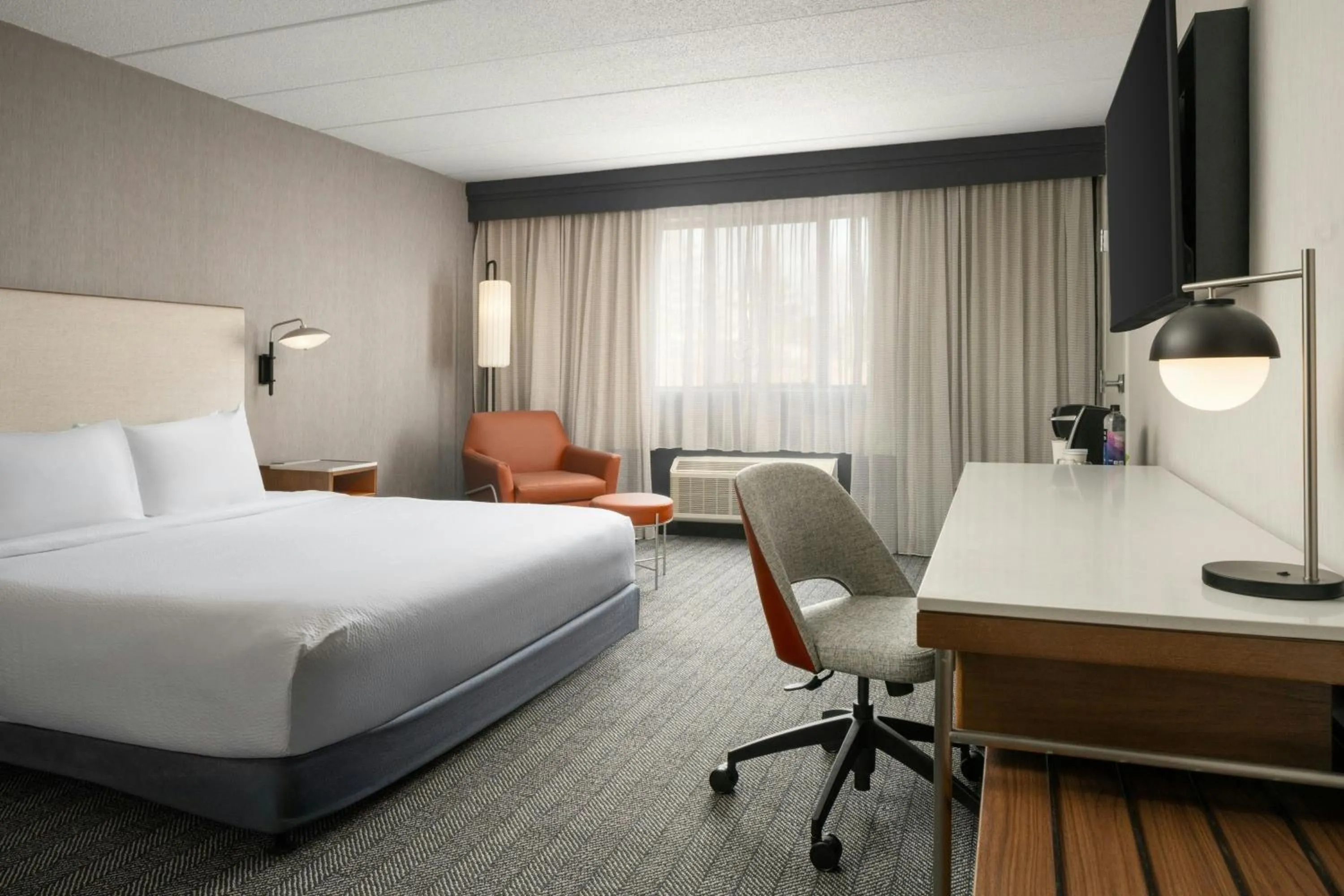 Photo of the whole room, Bed in Courtyard Hartford Cromwell