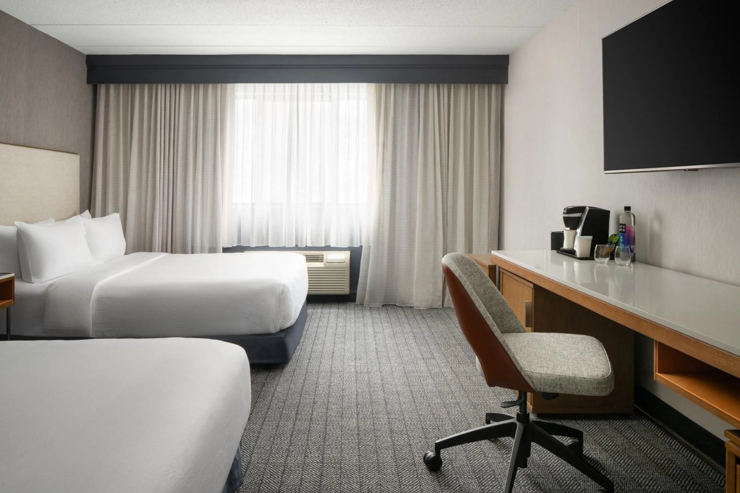 Bed in Courtyard Hartford Cromwell