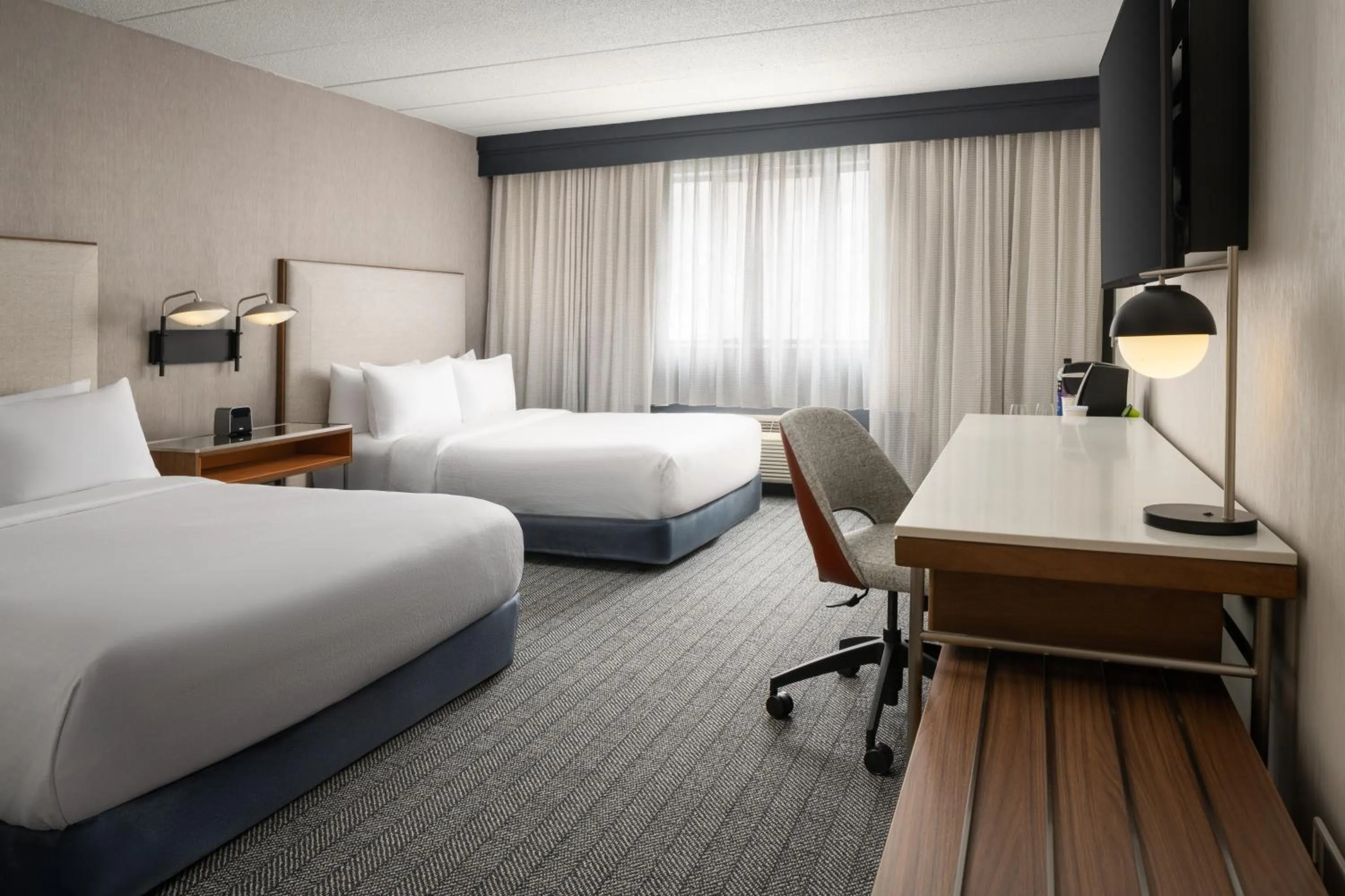 Bed in Courtyard Hartford Cromwell