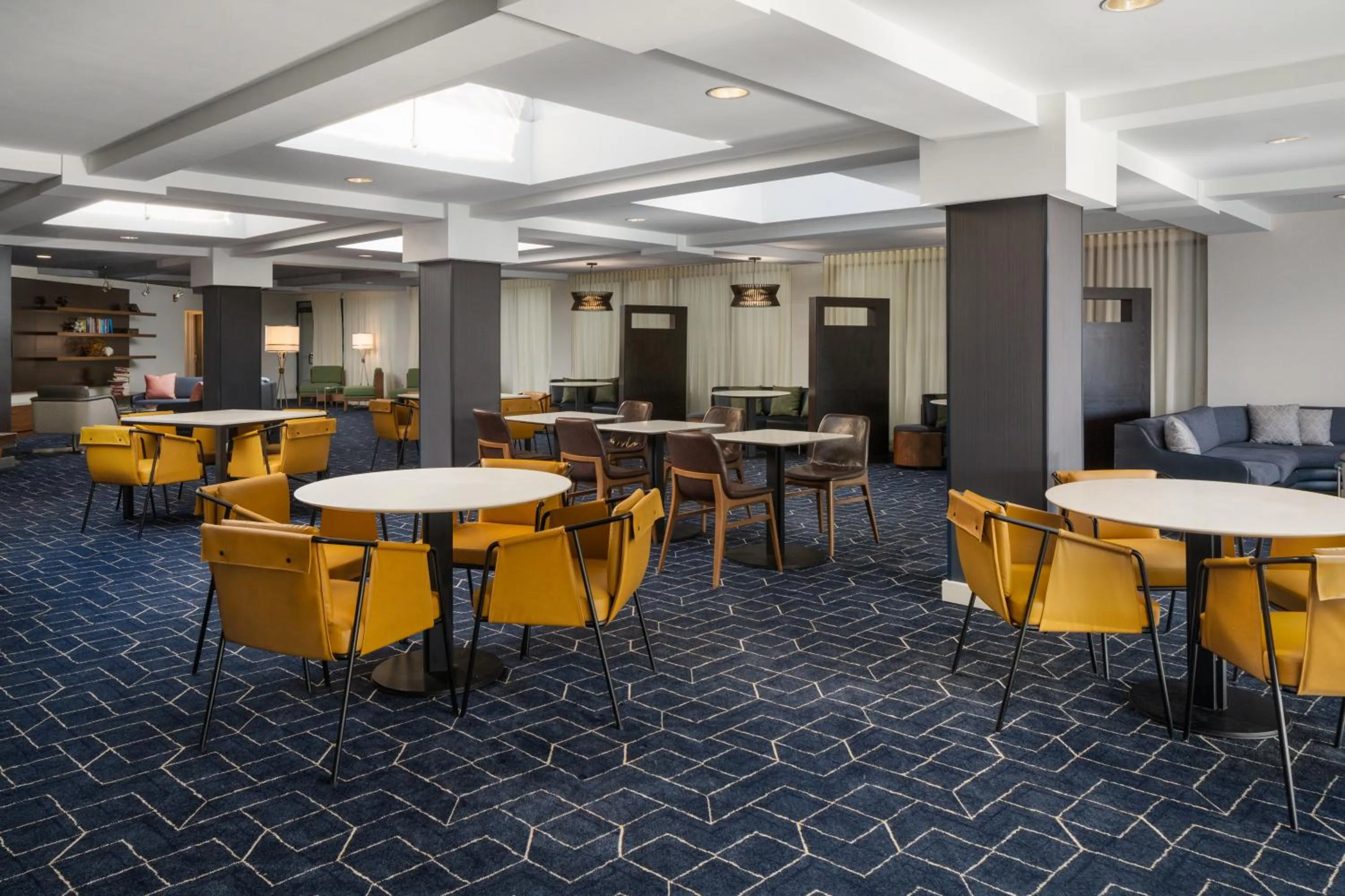 Dining area in Courtyard Hartford Cromwell