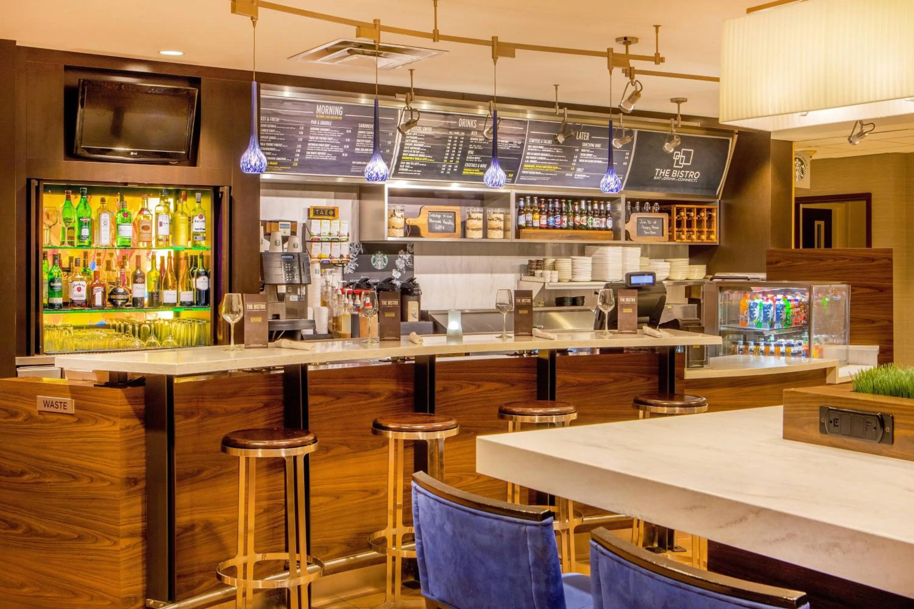 Lounge or bar in Courtyard Hartford Manchester