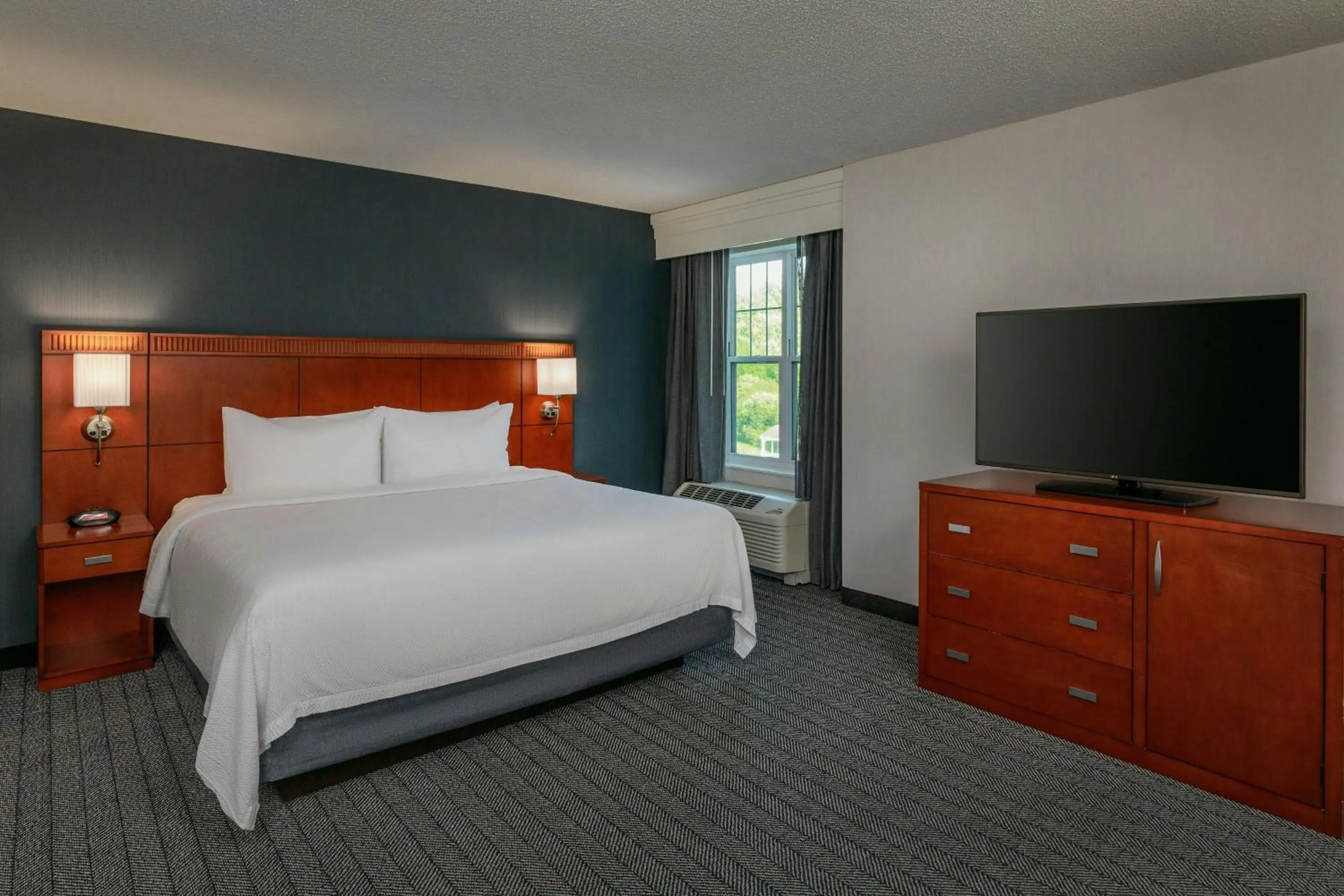 Bedroom, Bed in Courtyard Hadley Amherst