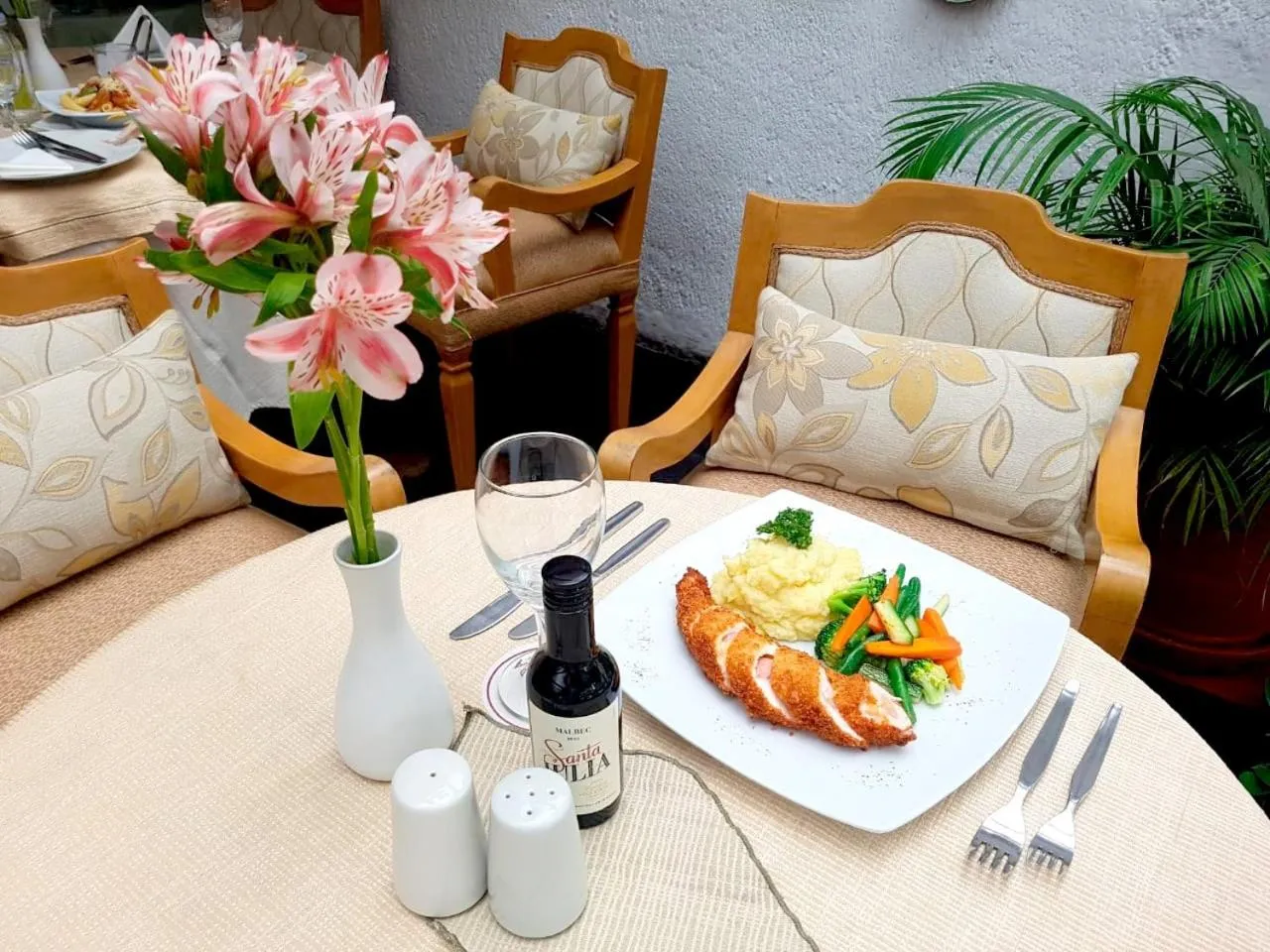 Food and drinks in Antara Hotel & Suites - Miraflores