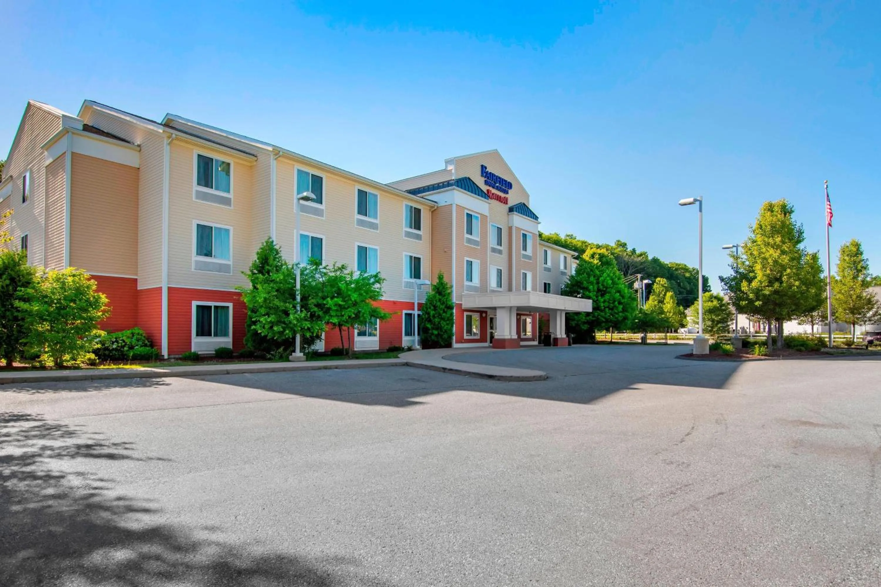 Property building in Fairfield Inn & Suites Hooksett