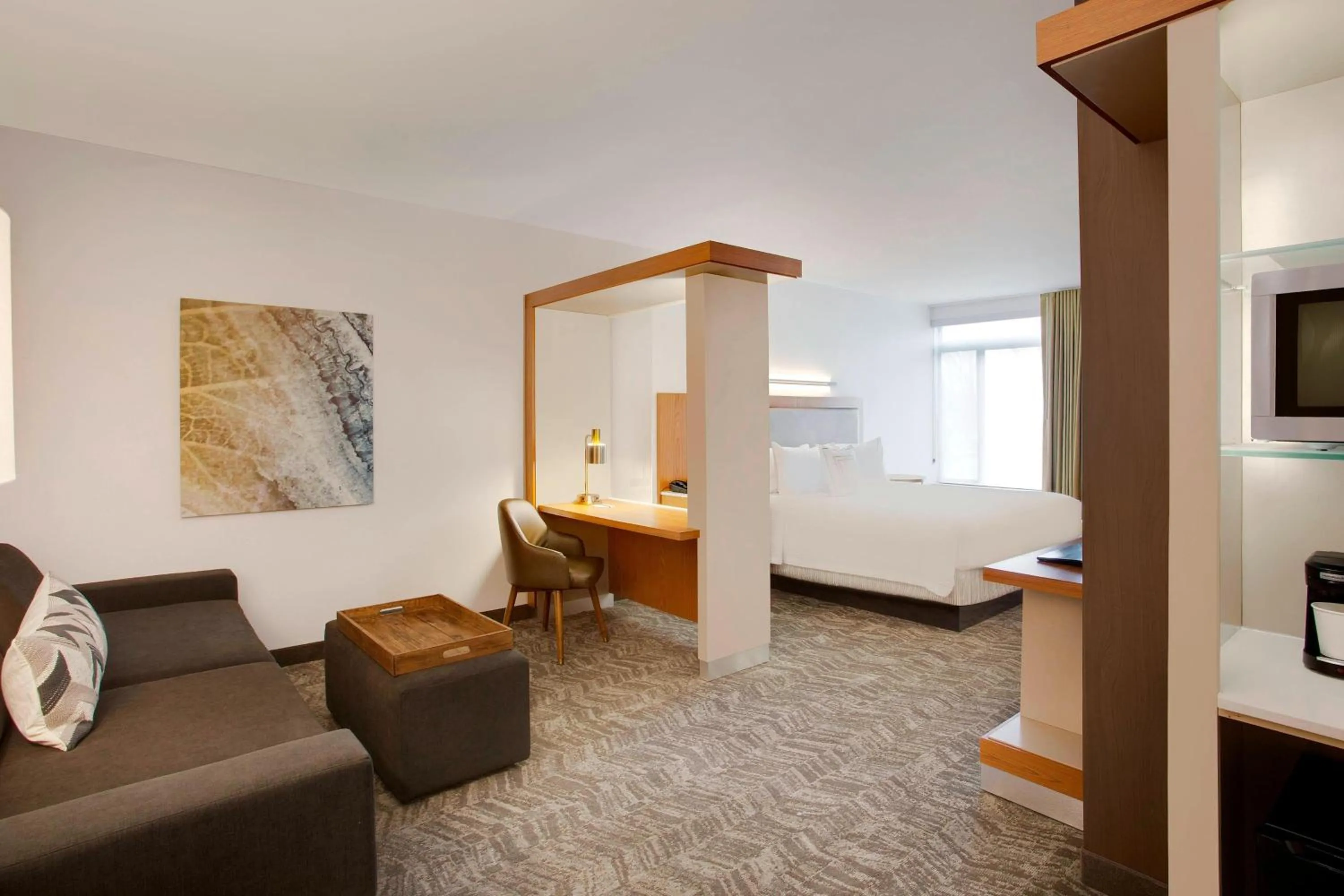 Living room, Bed in SpringHill Suites Hartford Airport/Windsor Locks