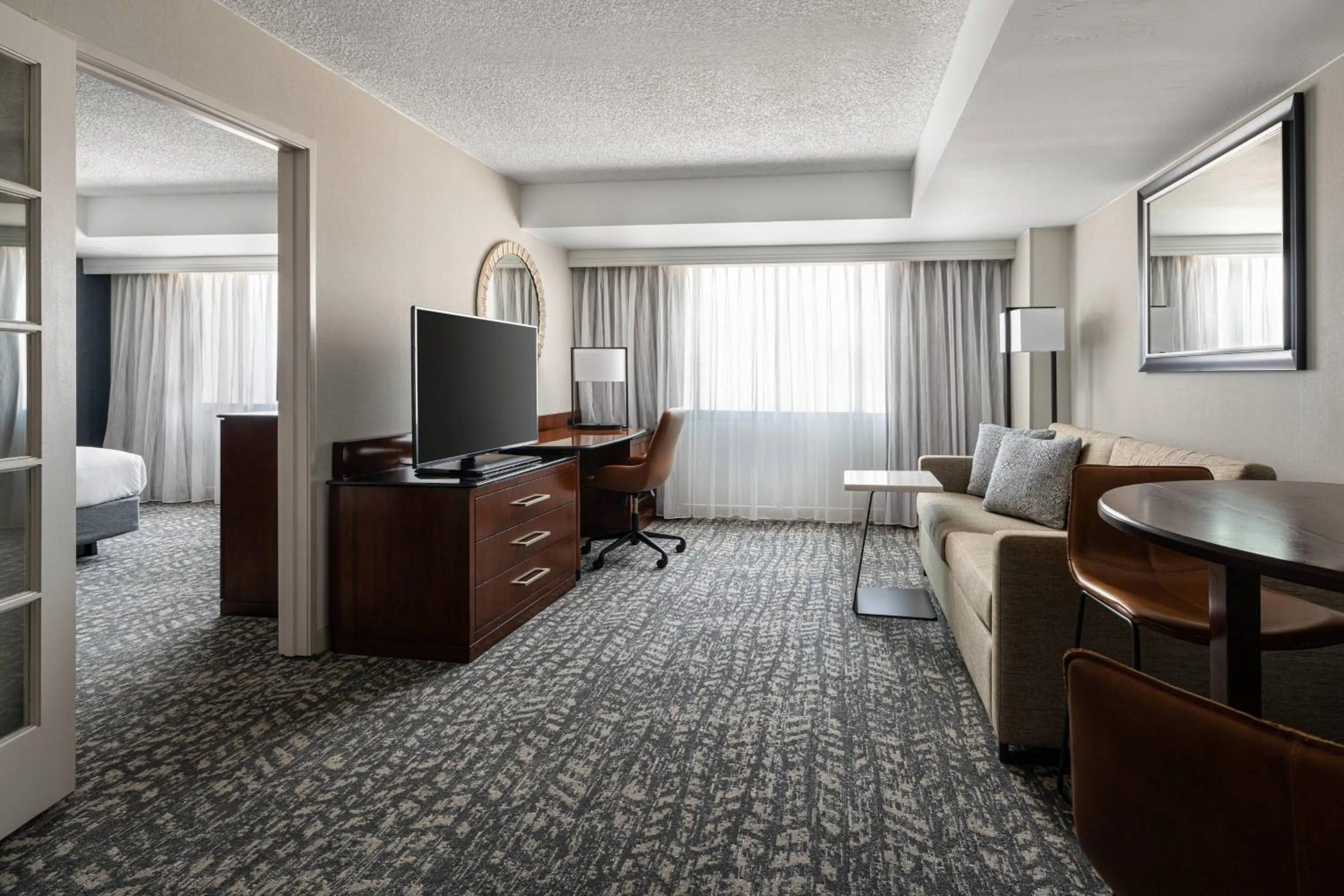 Living room, Bed in Bakersfield Marriott at the Convention Center