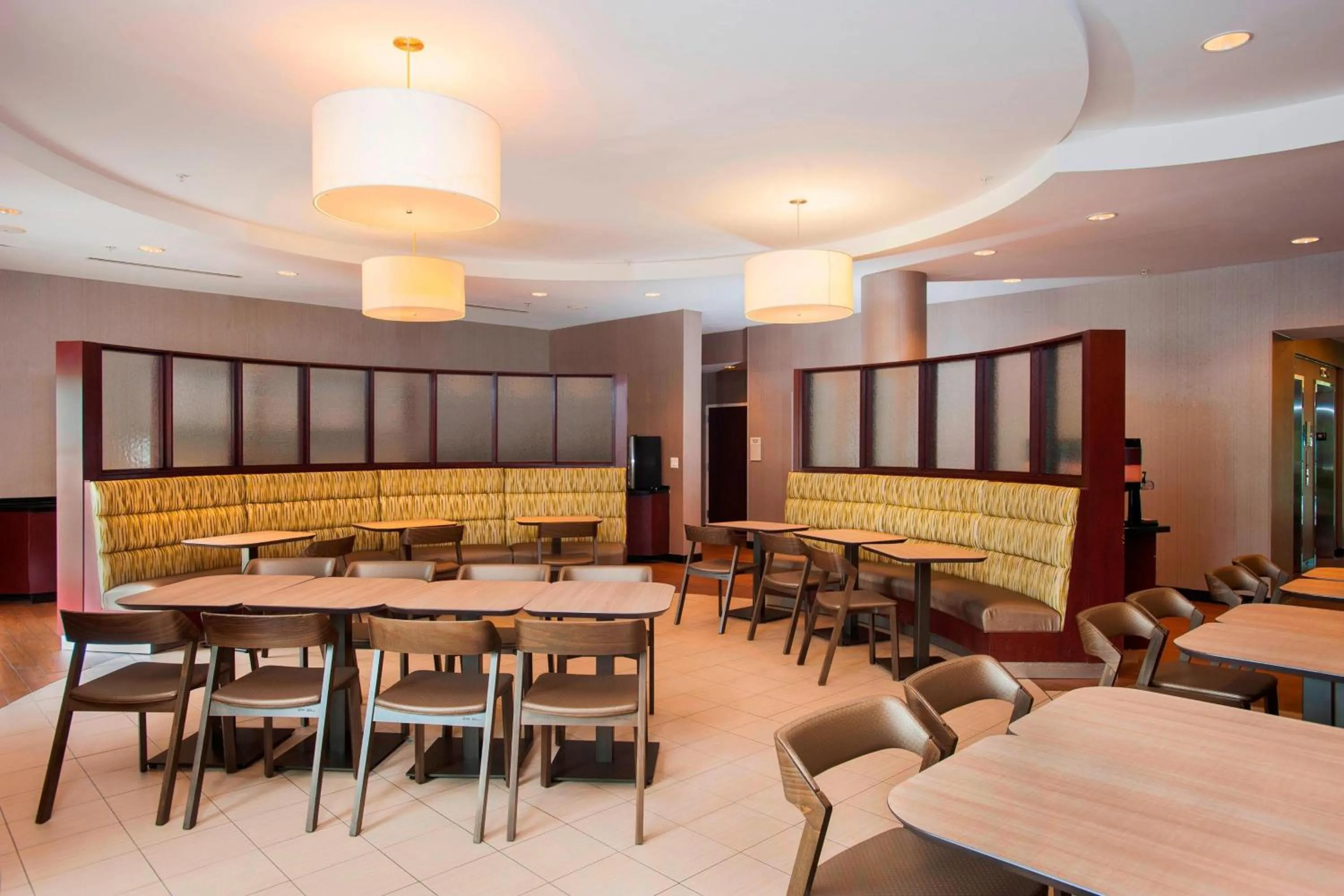 Restaurant/places to eat in SpringHill Suites Birmingham Colonnade