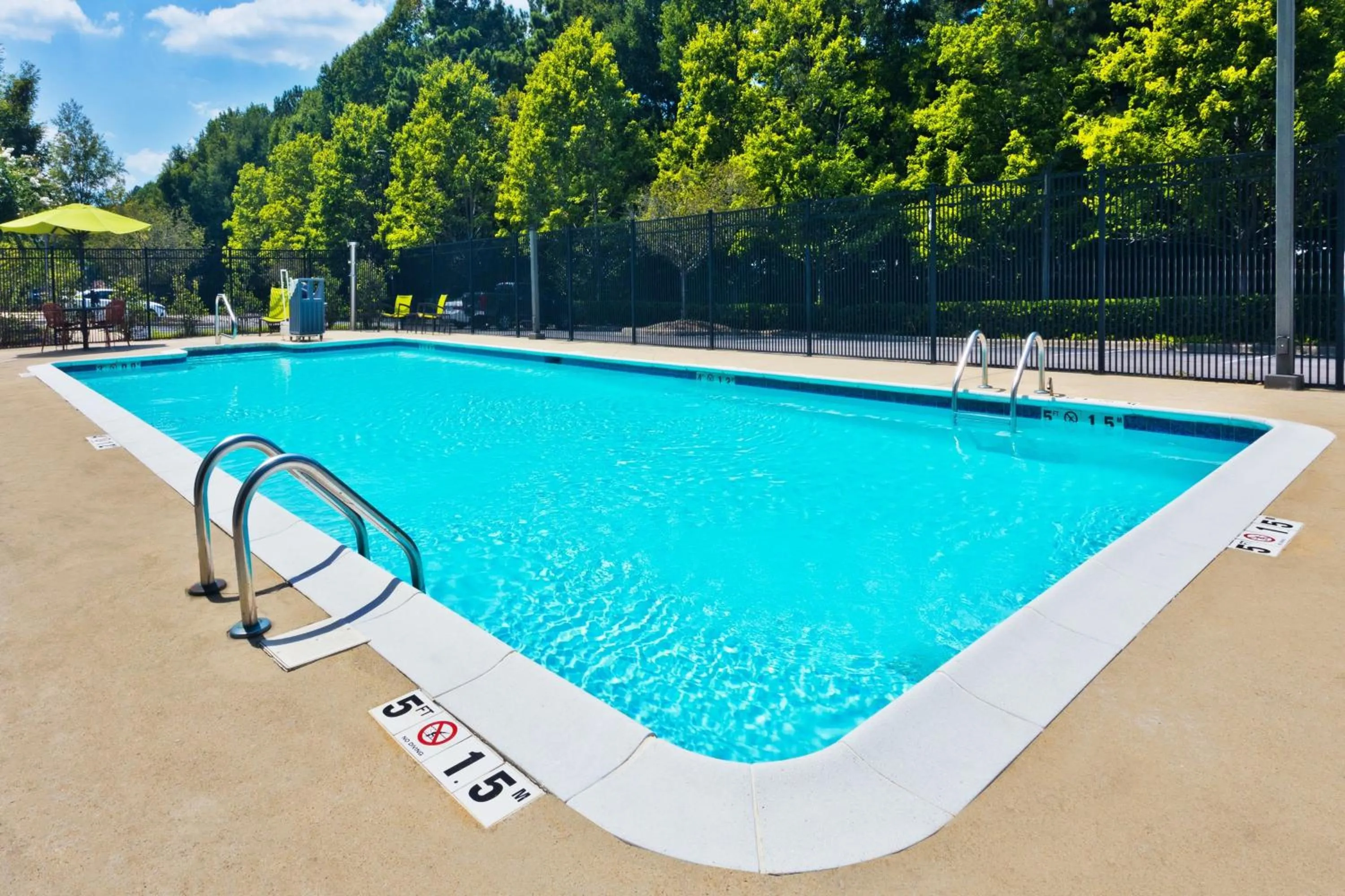 Swimming pool in SpringHill Suites Birmingham Colonnade