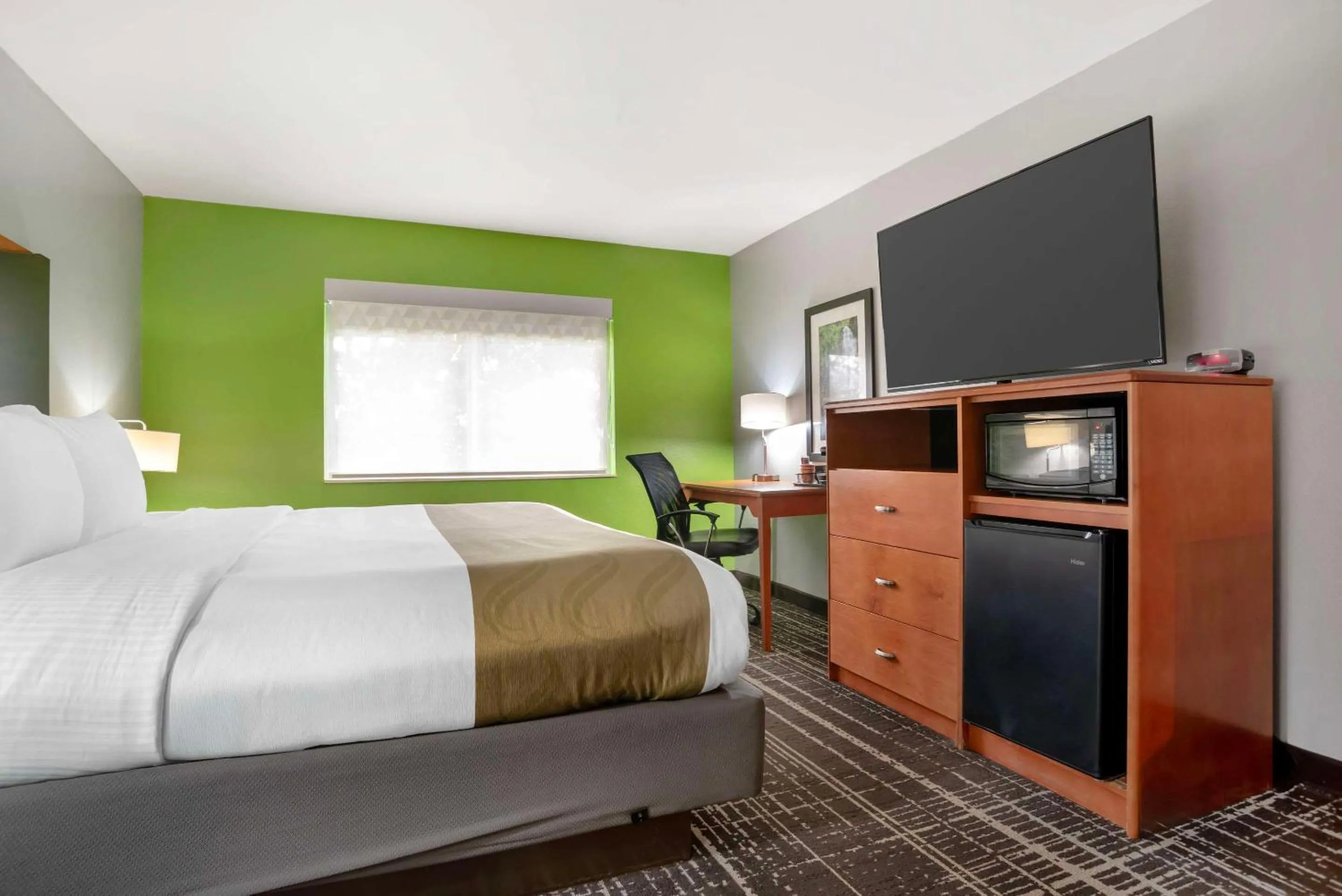 Bedroom, Bed in Quality Inn & Suites Birmingham - Highway 280