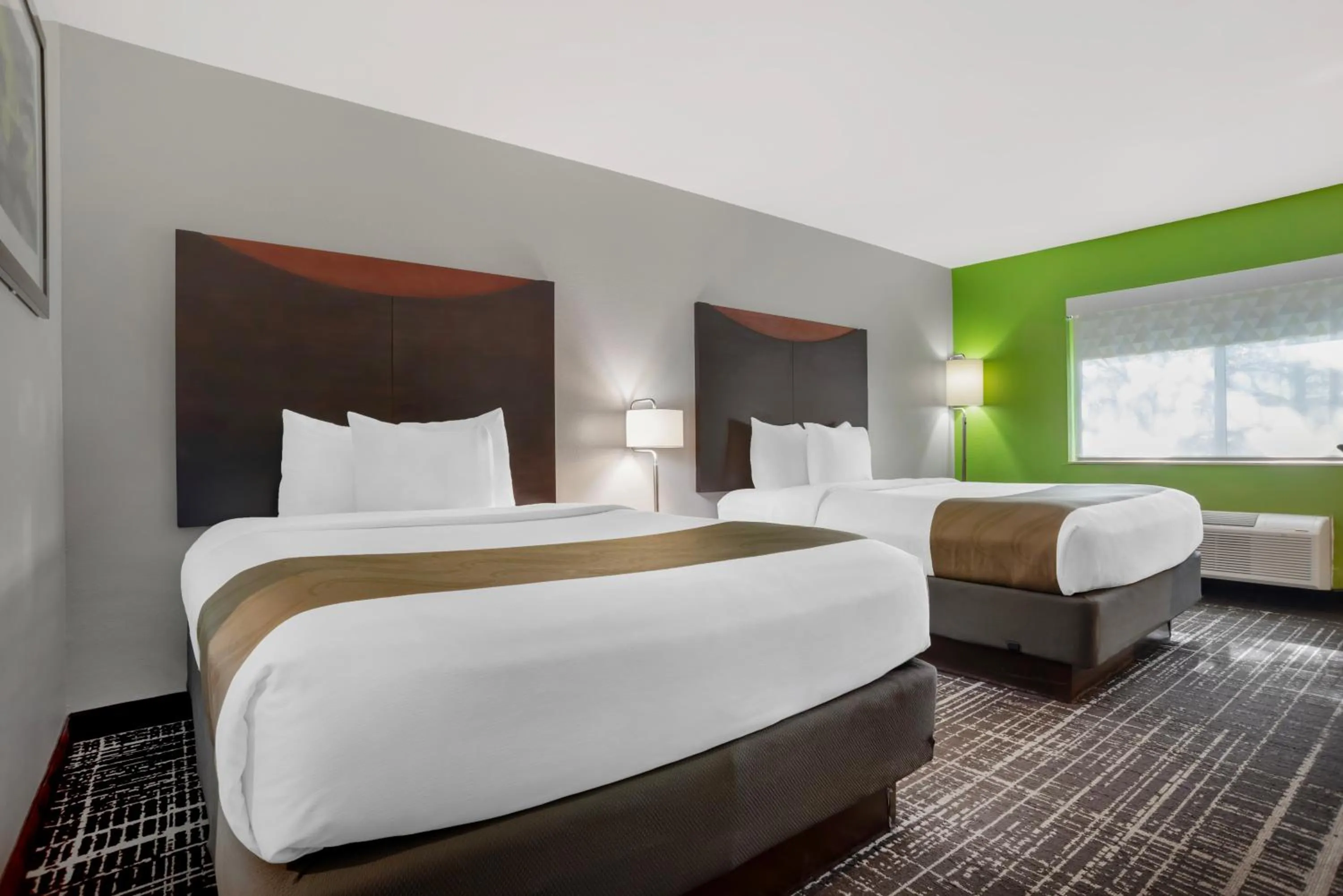 Guests, Bed in Quality Inn & Suites Birmingham - Highway 280