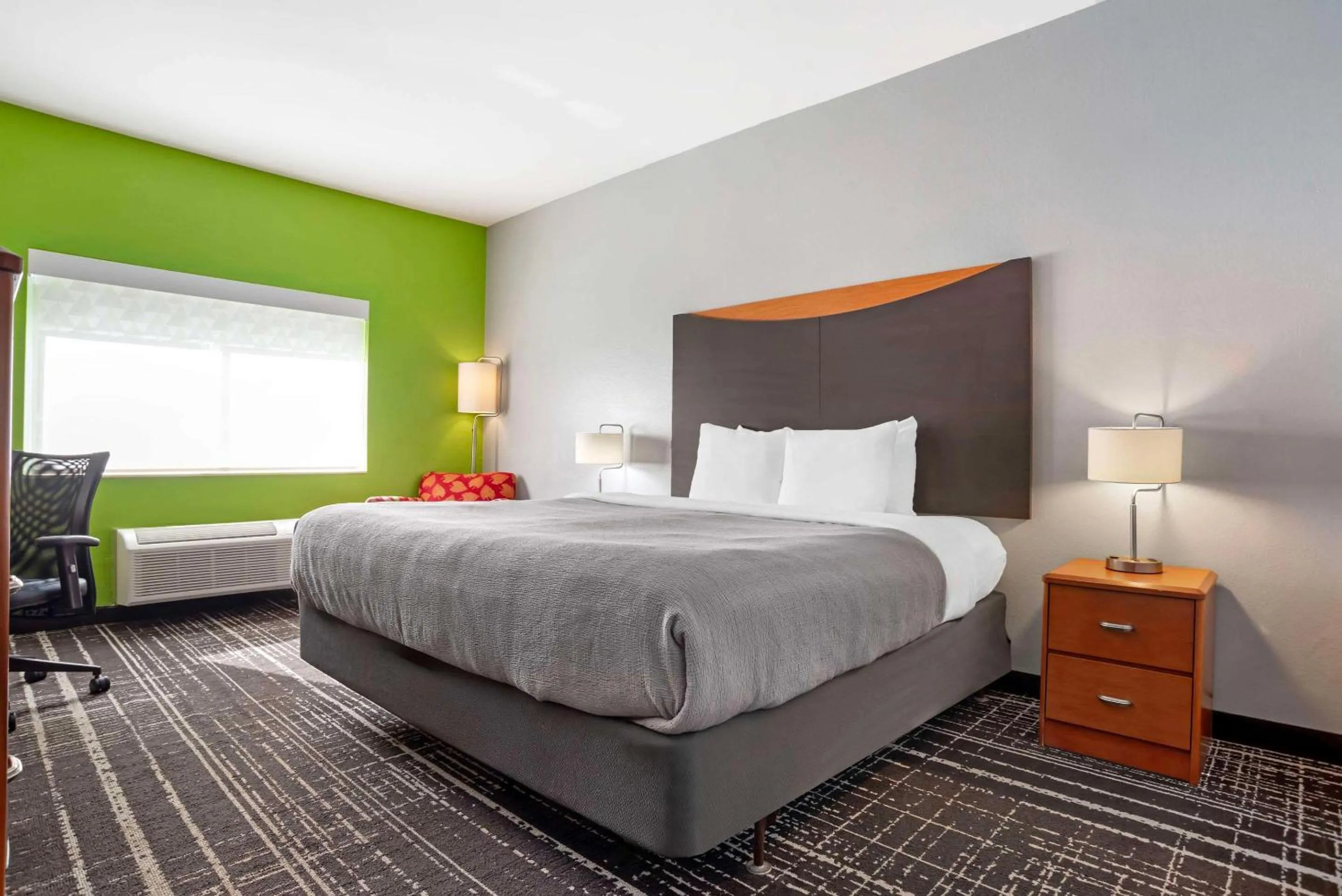 Bedroom, Bed in Quality Inn & Suites Birmingham - Highway 280