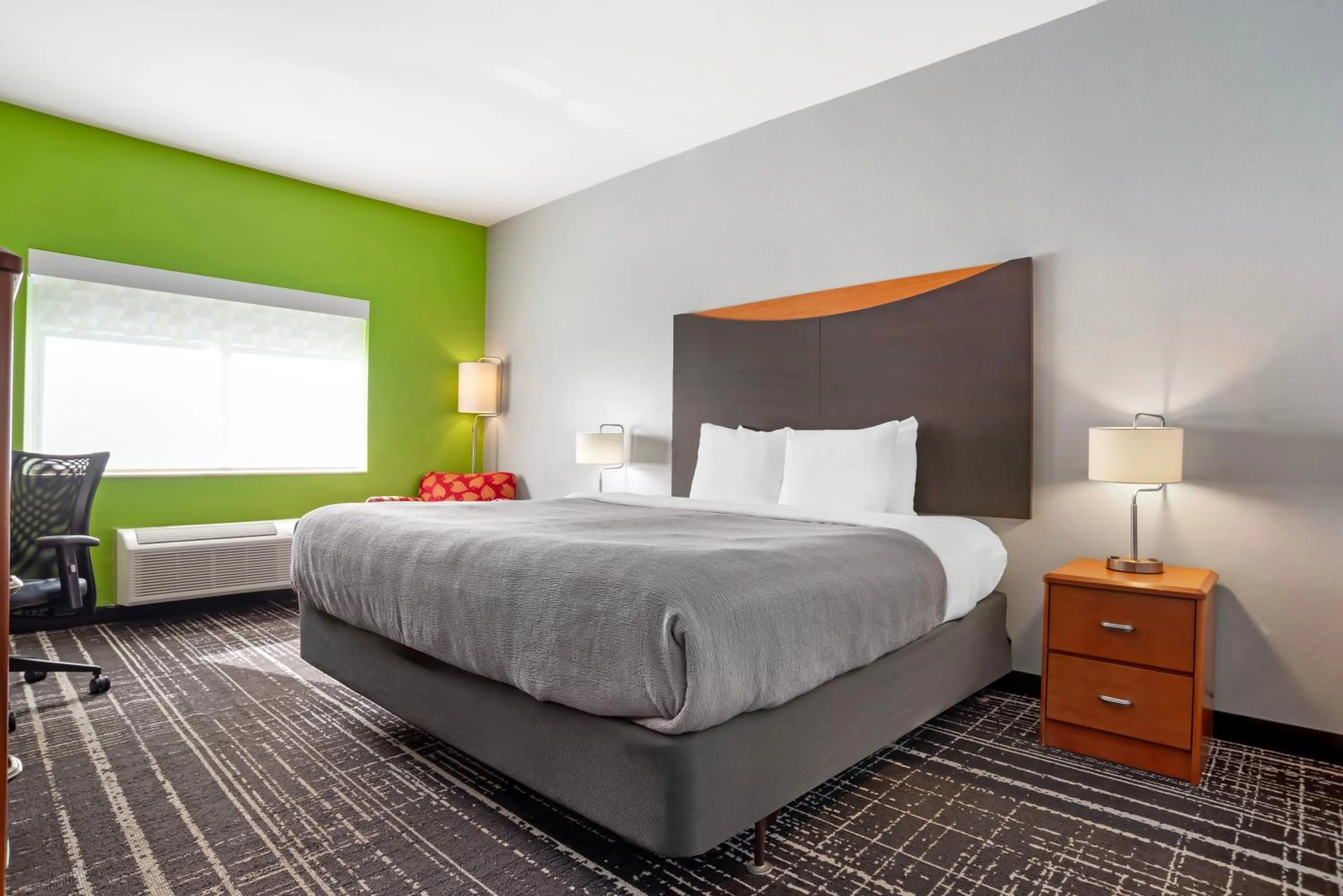 Guests, Bed in Quality Inn & Suites Birmingham - Highway 280