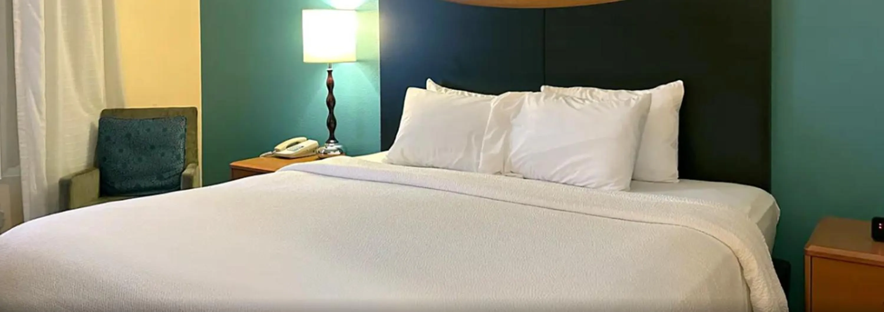 Bed in Country Inn & Suites by Radisson, Bismarck-Mandan