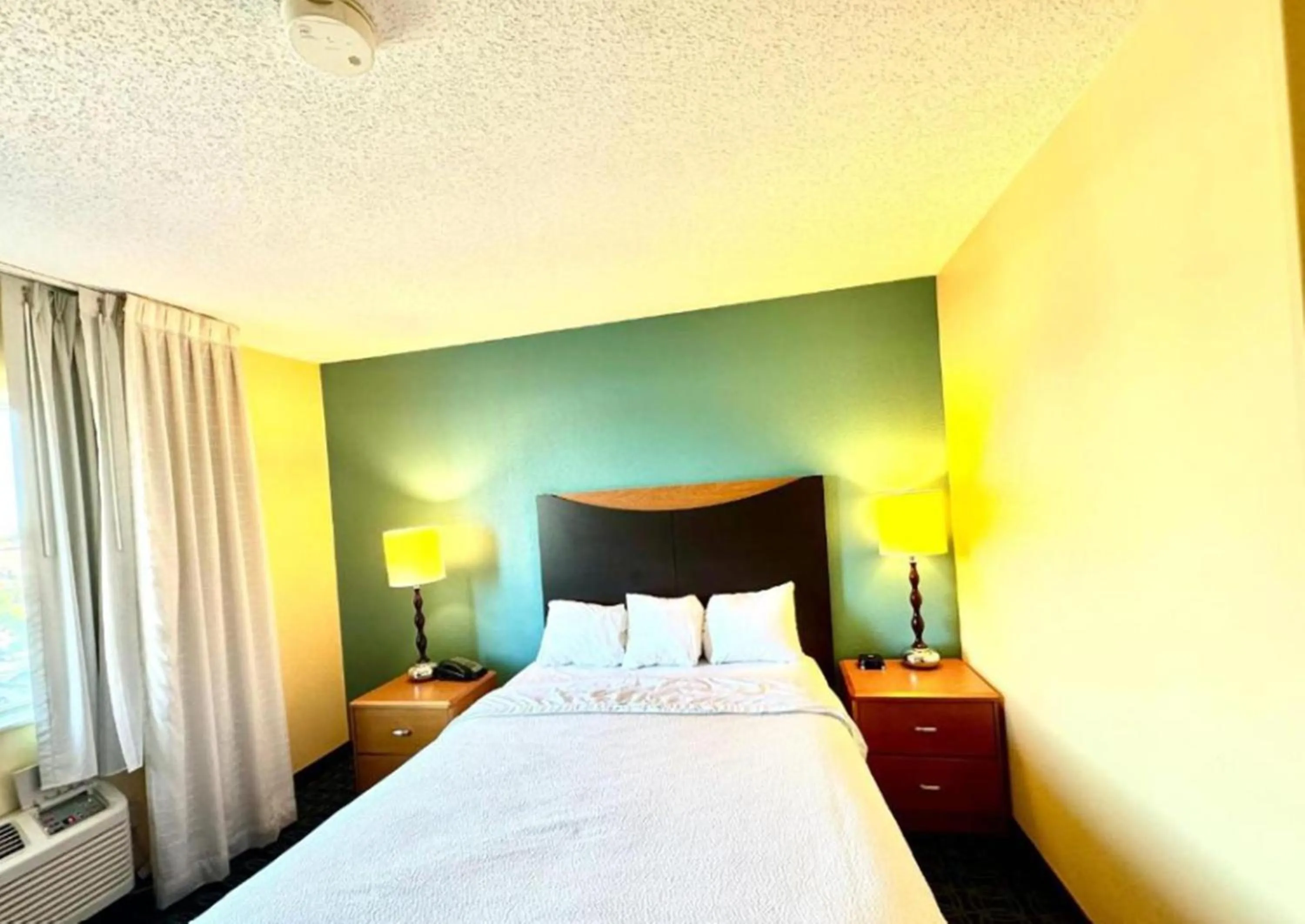 Bed in Country Inn & Suites by Radisson, Bismarck-Mandan