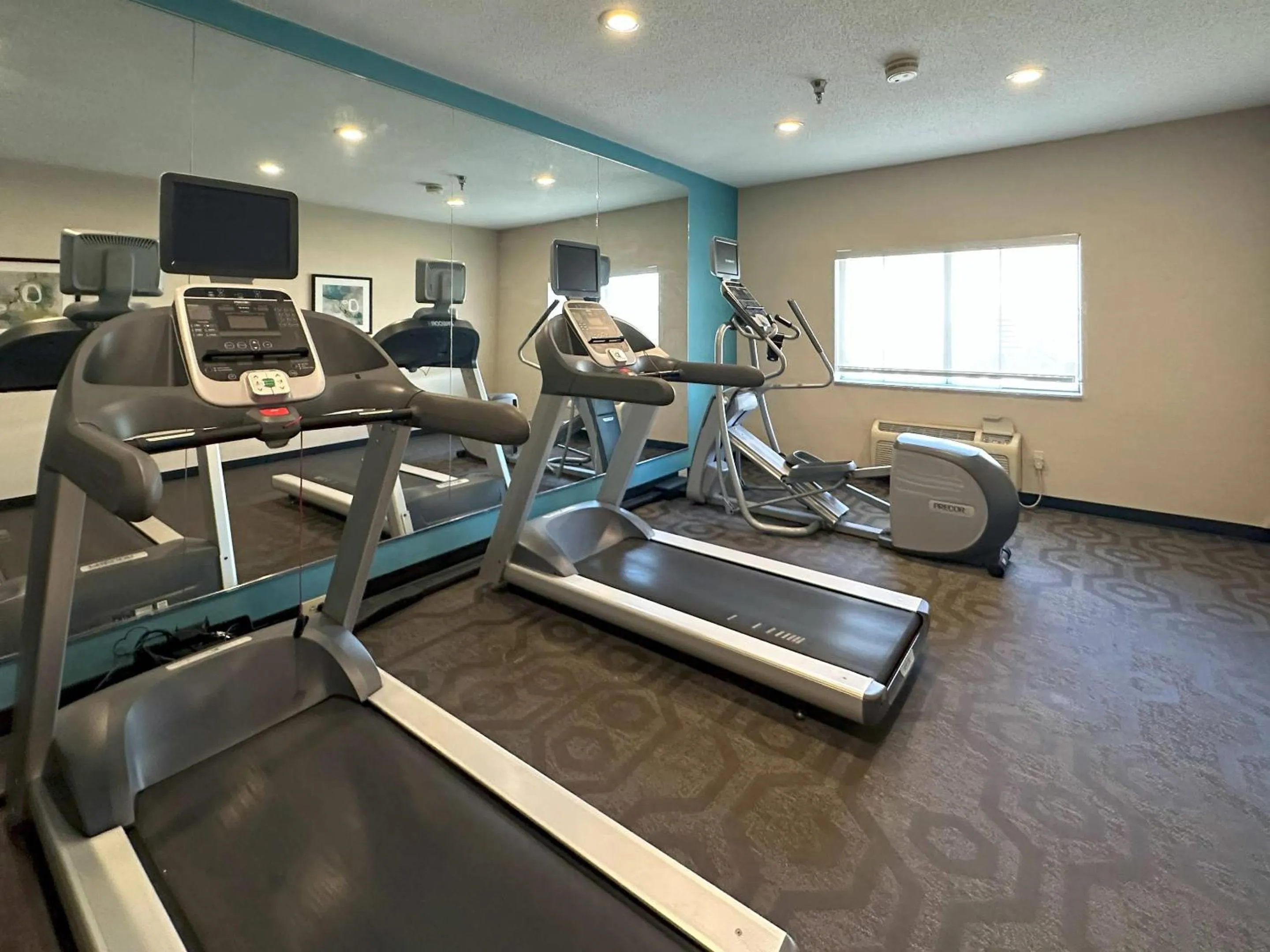 Fitness centre/facilities in Country Inn & Suites by Radisson, Bismarck-Mandan