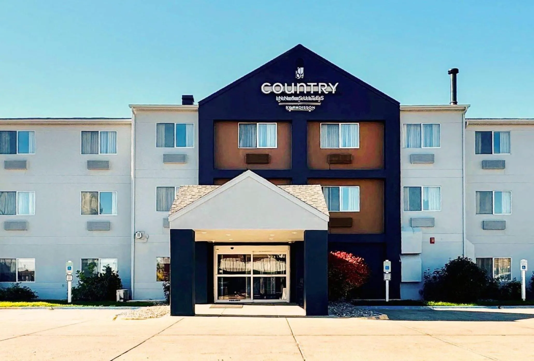 Property building in Country Inn & Suites by Radisson, Bismarck-Mandan