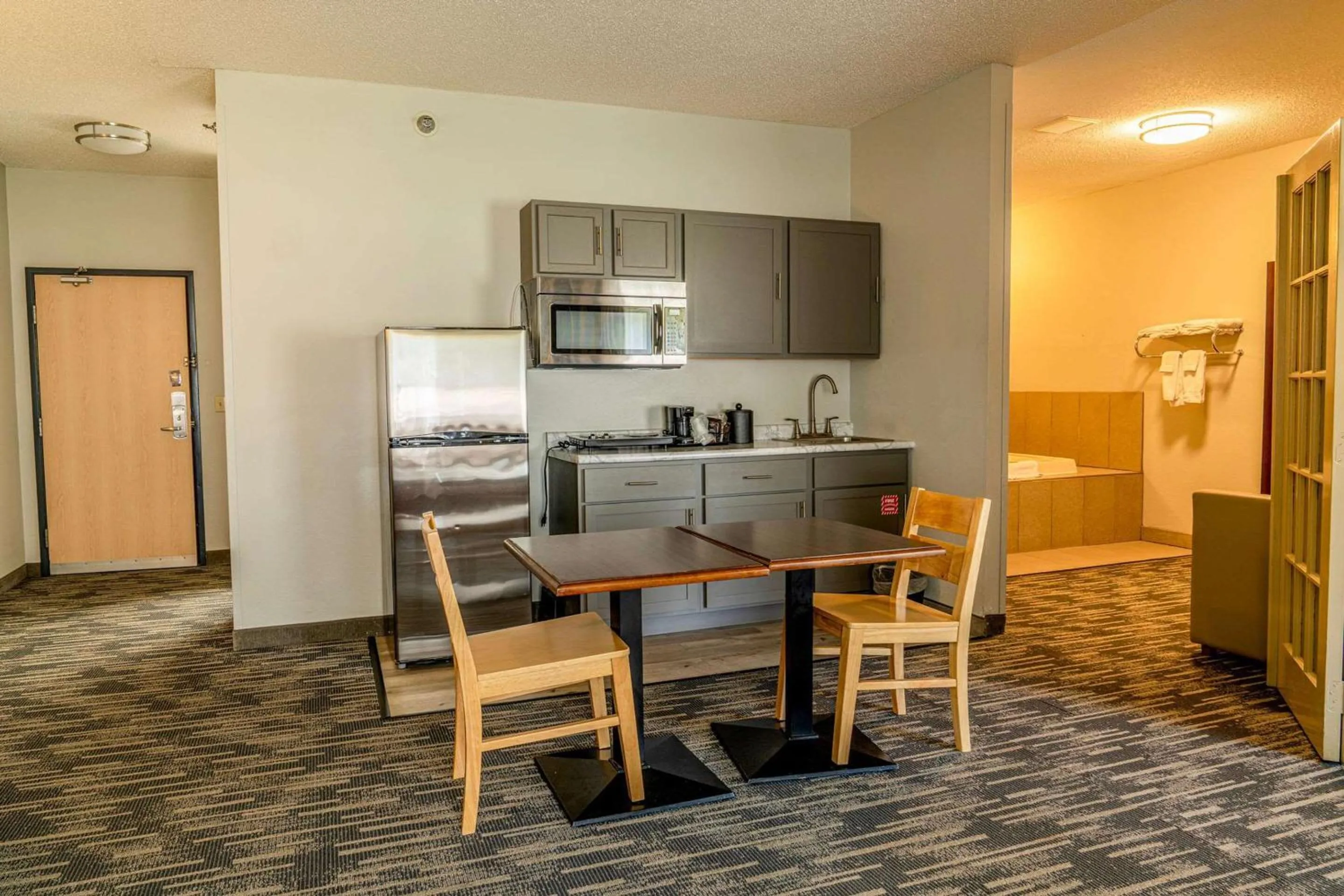 Kitchen or kitchenette in Country Inn & Suites by Radisson, Brookings