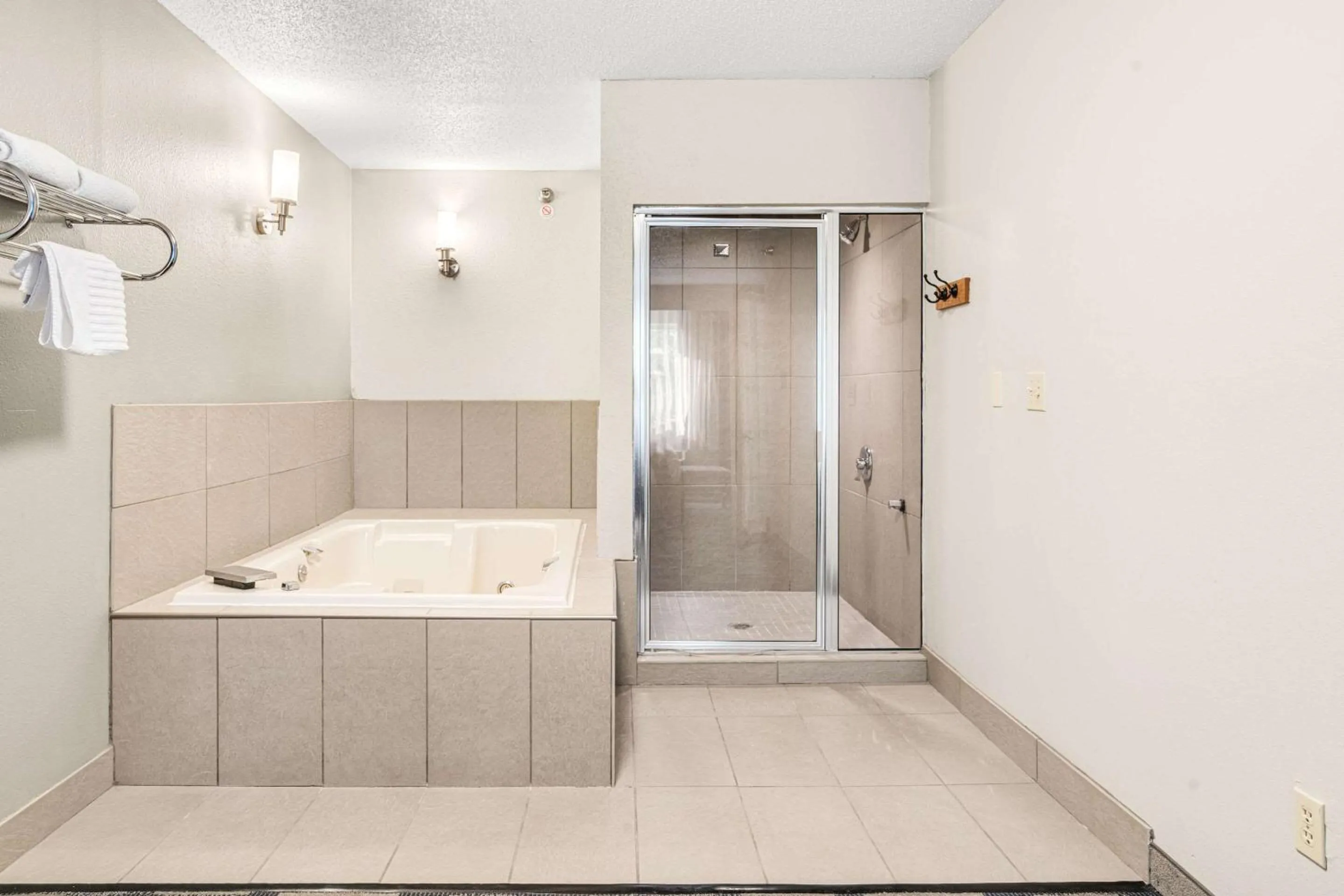 Bedroom in Country Inn & Suites by Radisson, Brookings