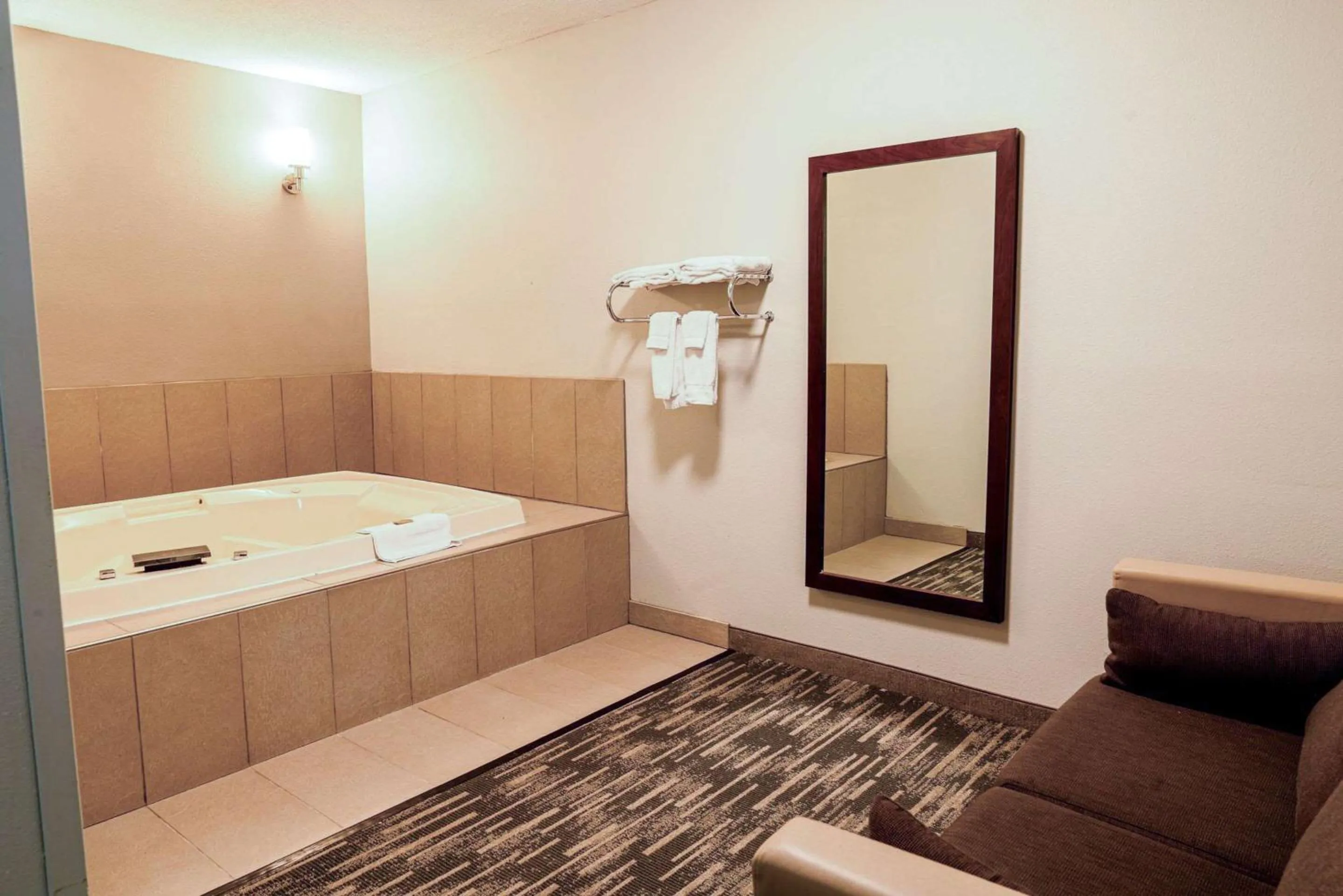 Bedroom in Country Inn & Suites by Radisson, Brookings