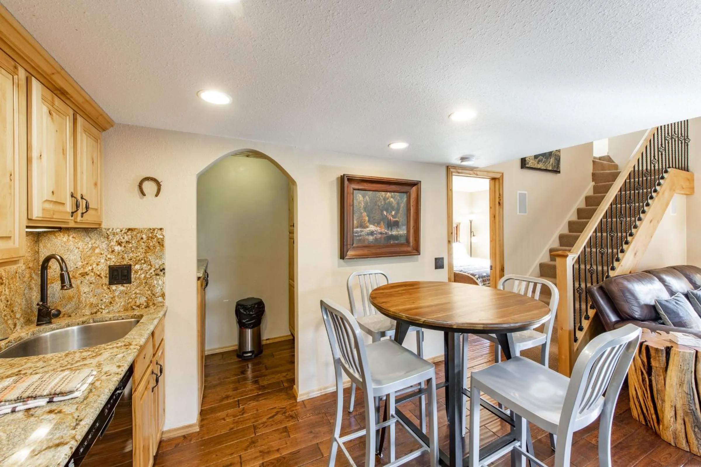 Dining area in Red Pine Condominiums by All Seasons Resort Lodging
