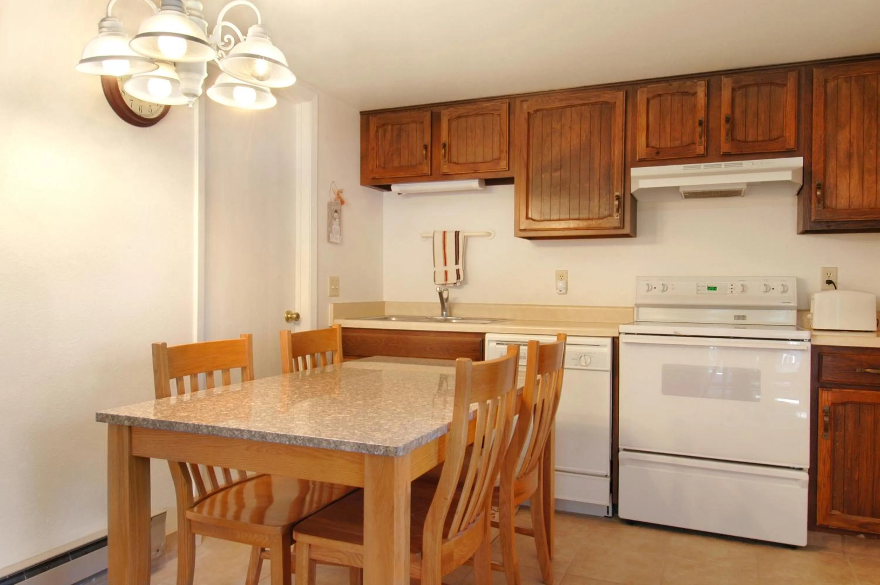 Kitchen or kitchenette in Red Pine Condominiums by All Seasons Resort Lodging