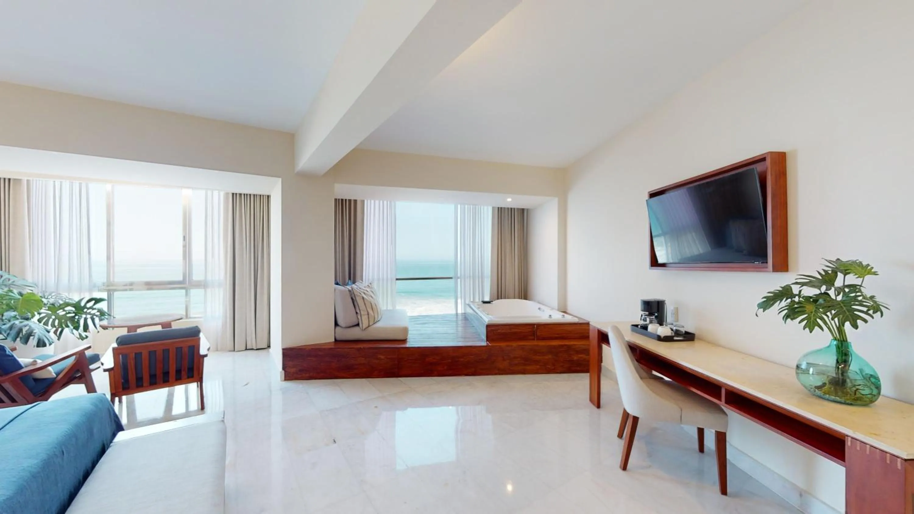 Premier Ocean View King Jacuzzi in Park Royal Beach Mazatlán