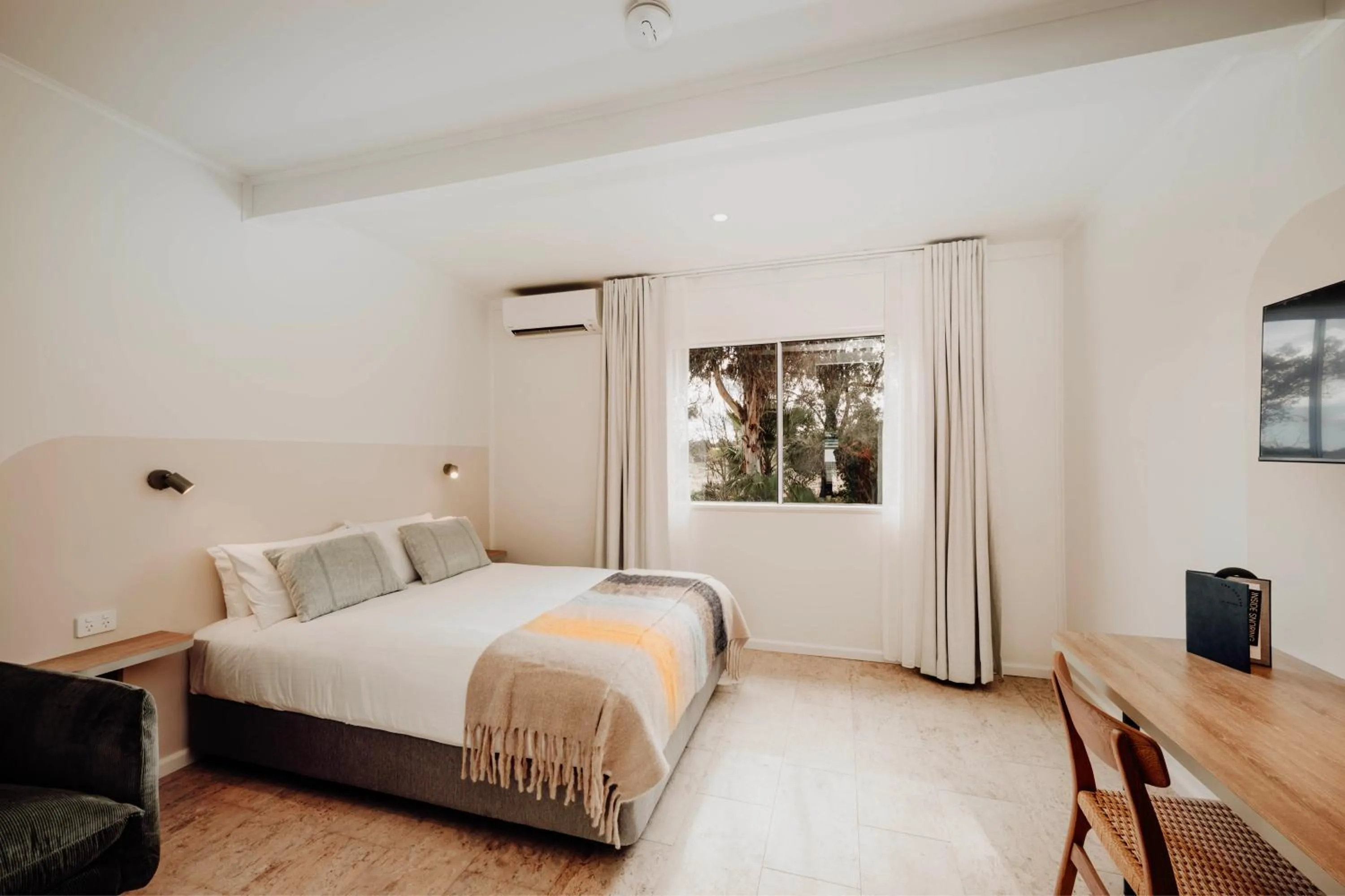 Photo of the whole room, Bed in The Cudgee at Mudgee