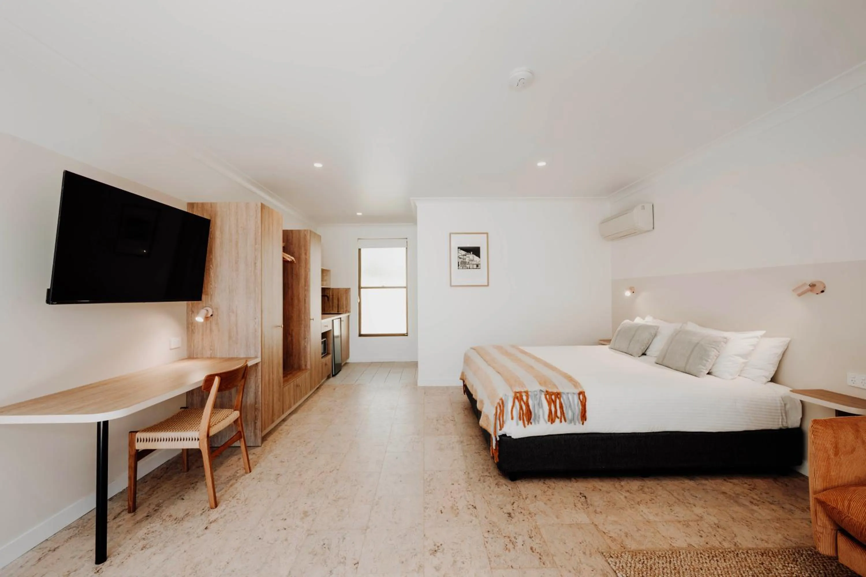 Photo of the whole room, Bed in The Cudgee at Mudgee