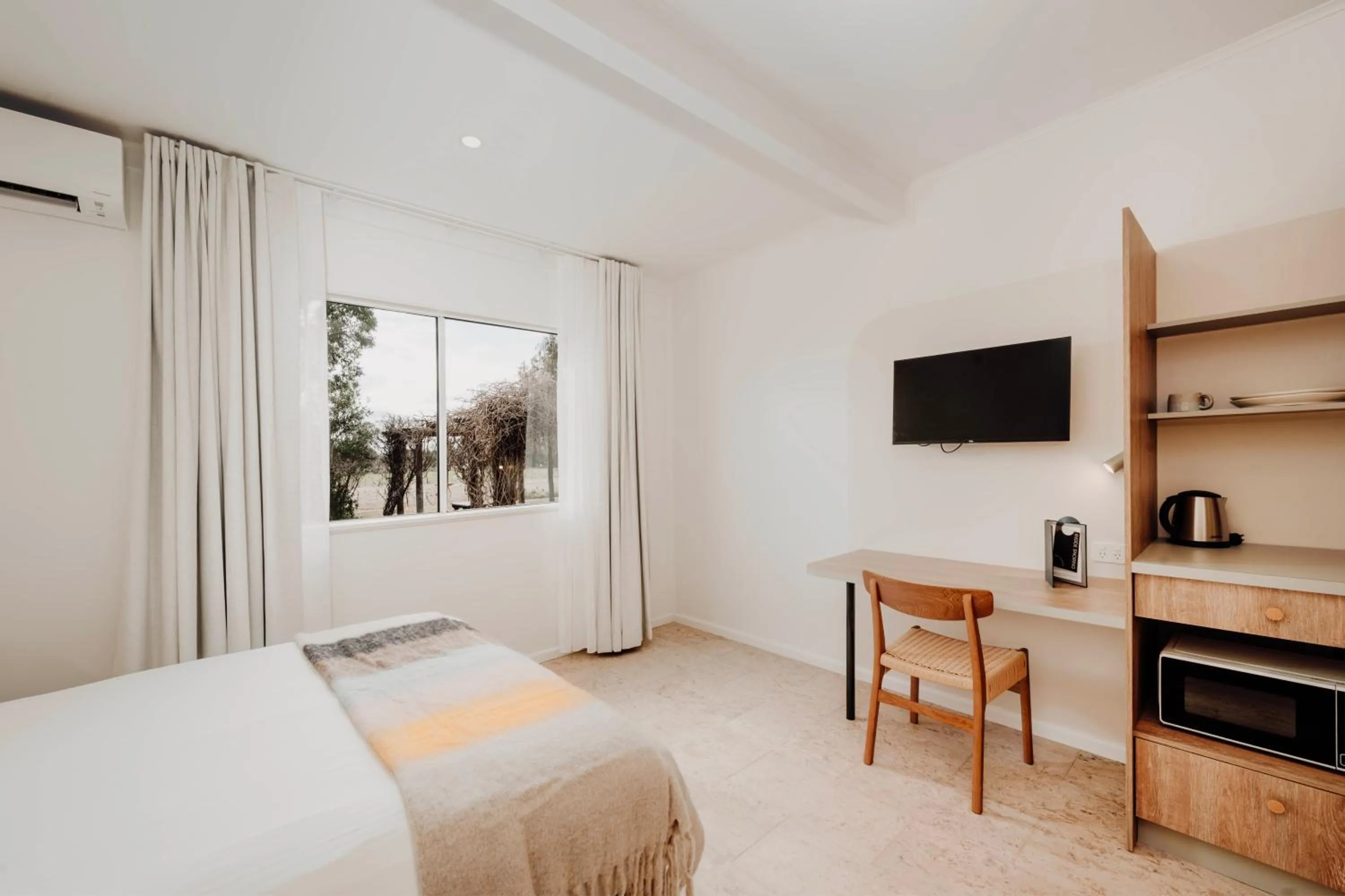 Photo of the whole room, Bed in The Cudgee at Mudgee