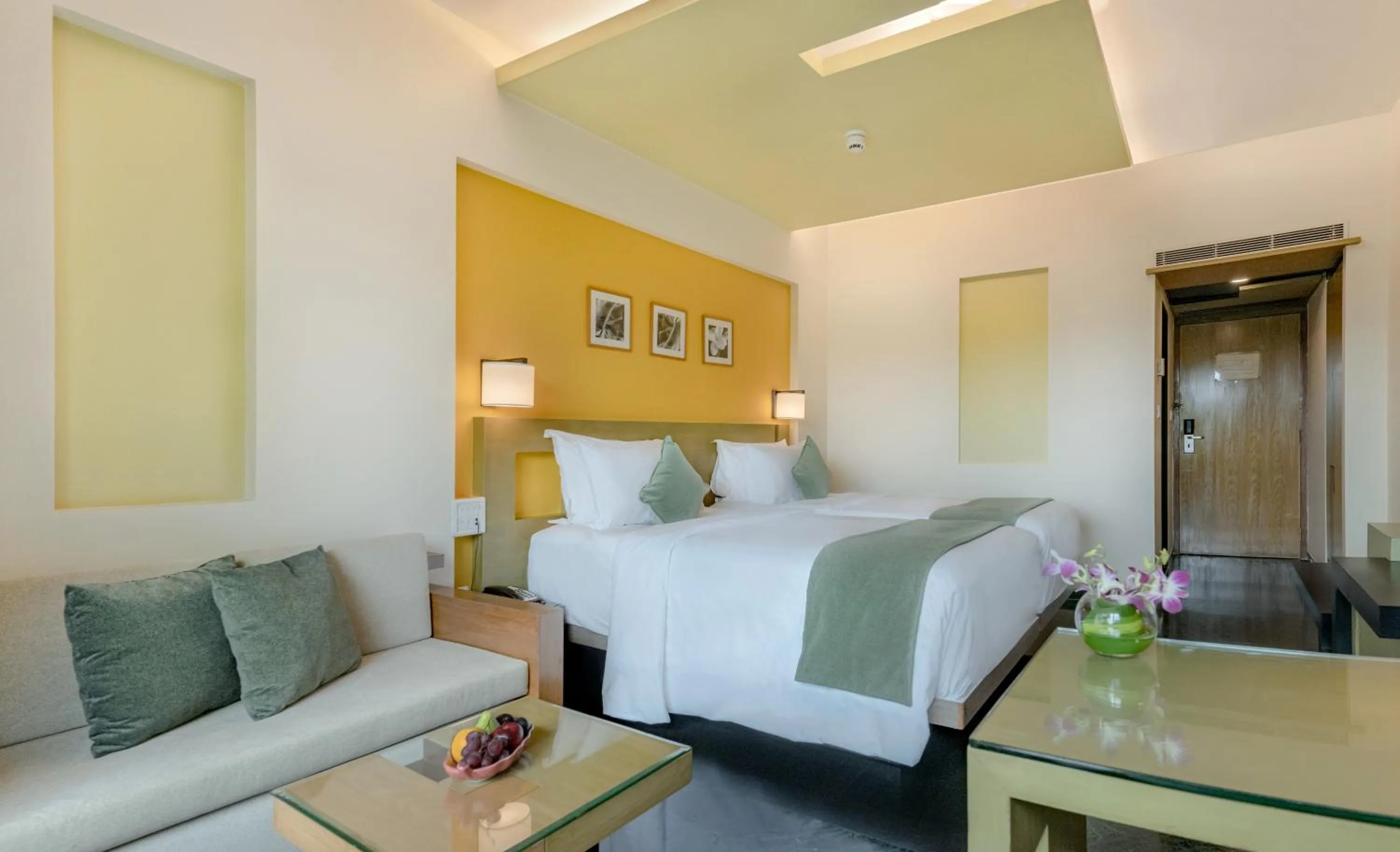 Photo of the whole room, Bed in The Mirador