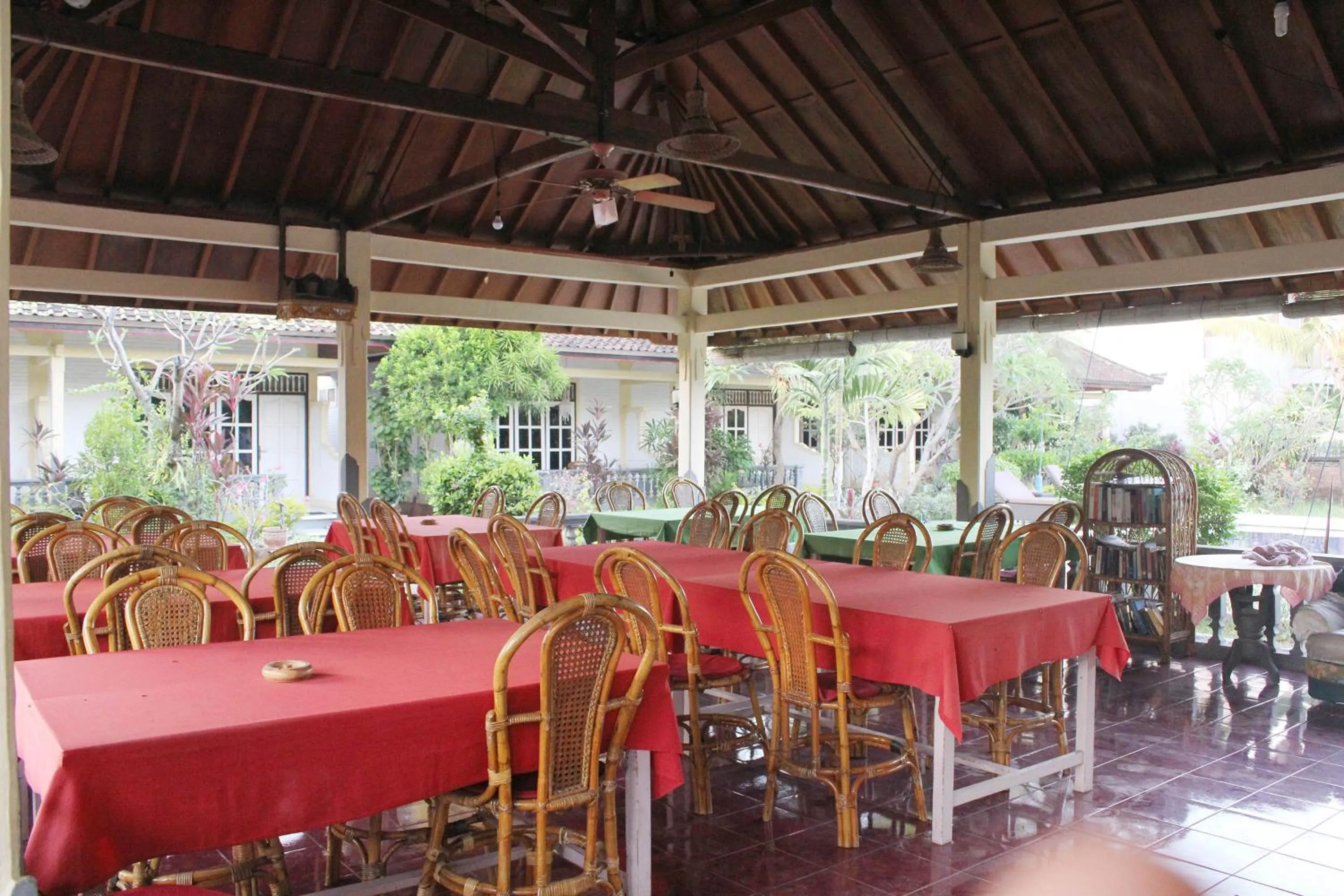 Restaurant/places to eat in Taman Lily's Hotel