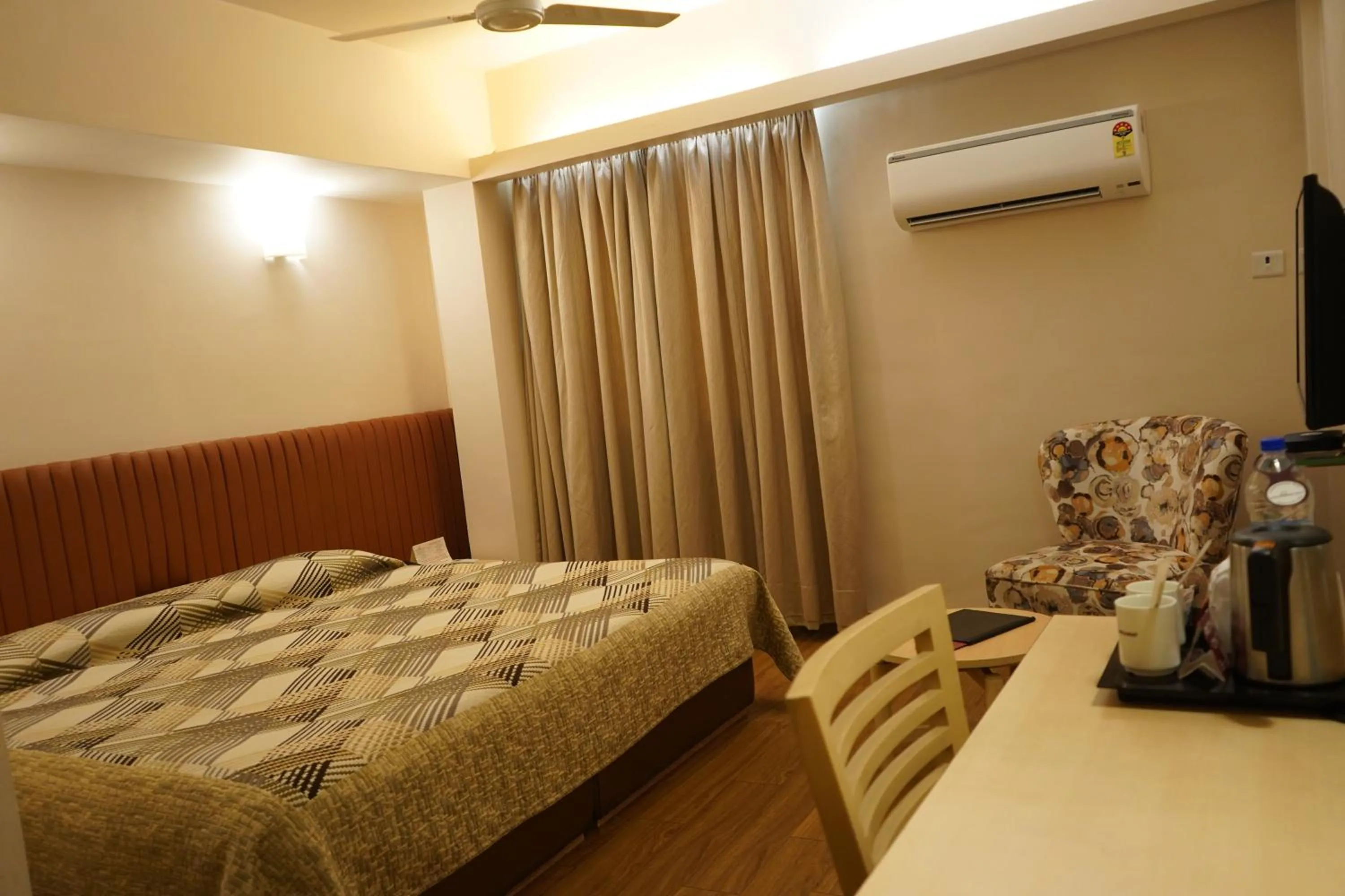 Bedroom, Bed in Hotel Diplomat, Colaba