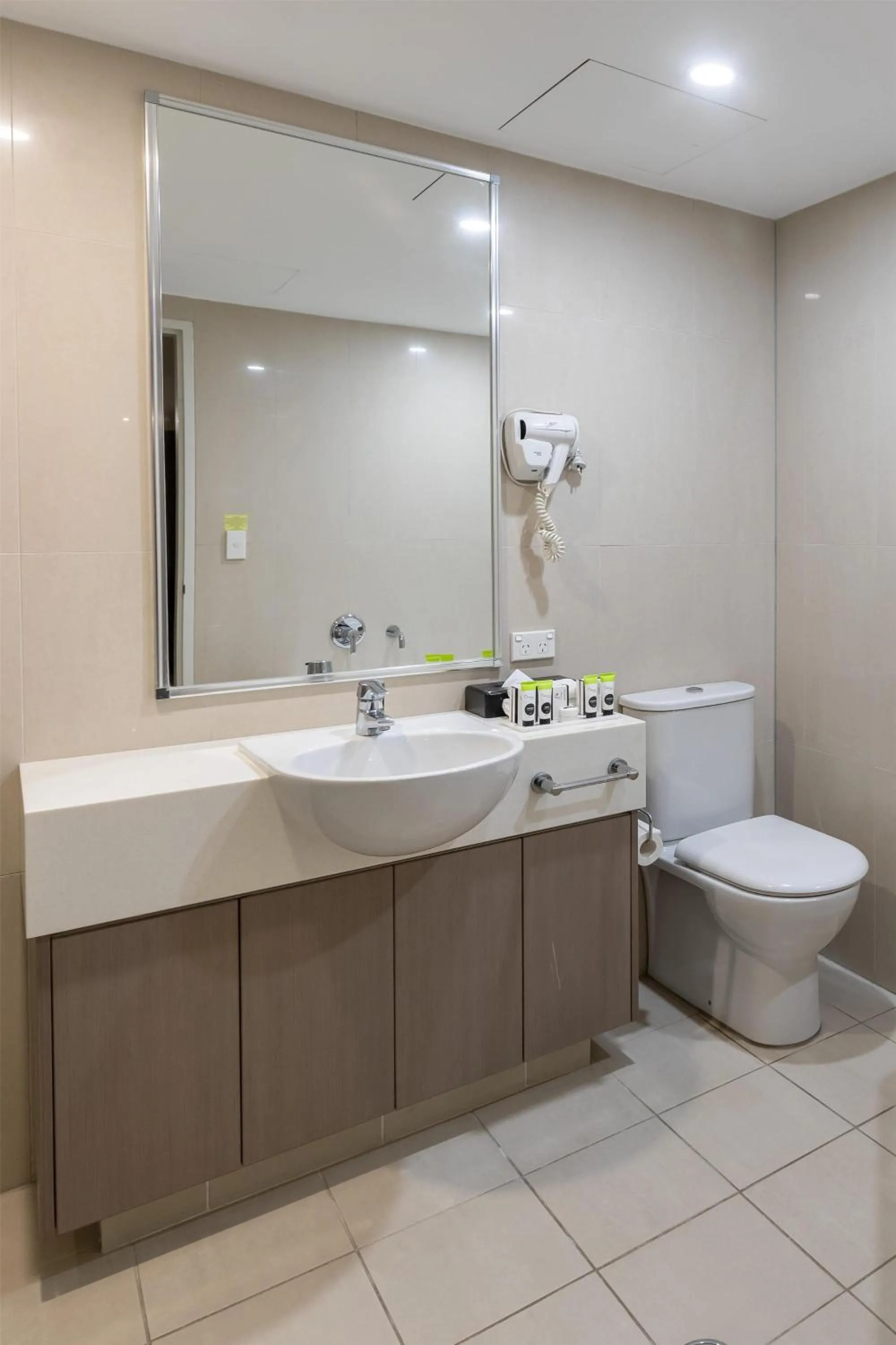 Bathroom in Nightelier Narrabeen