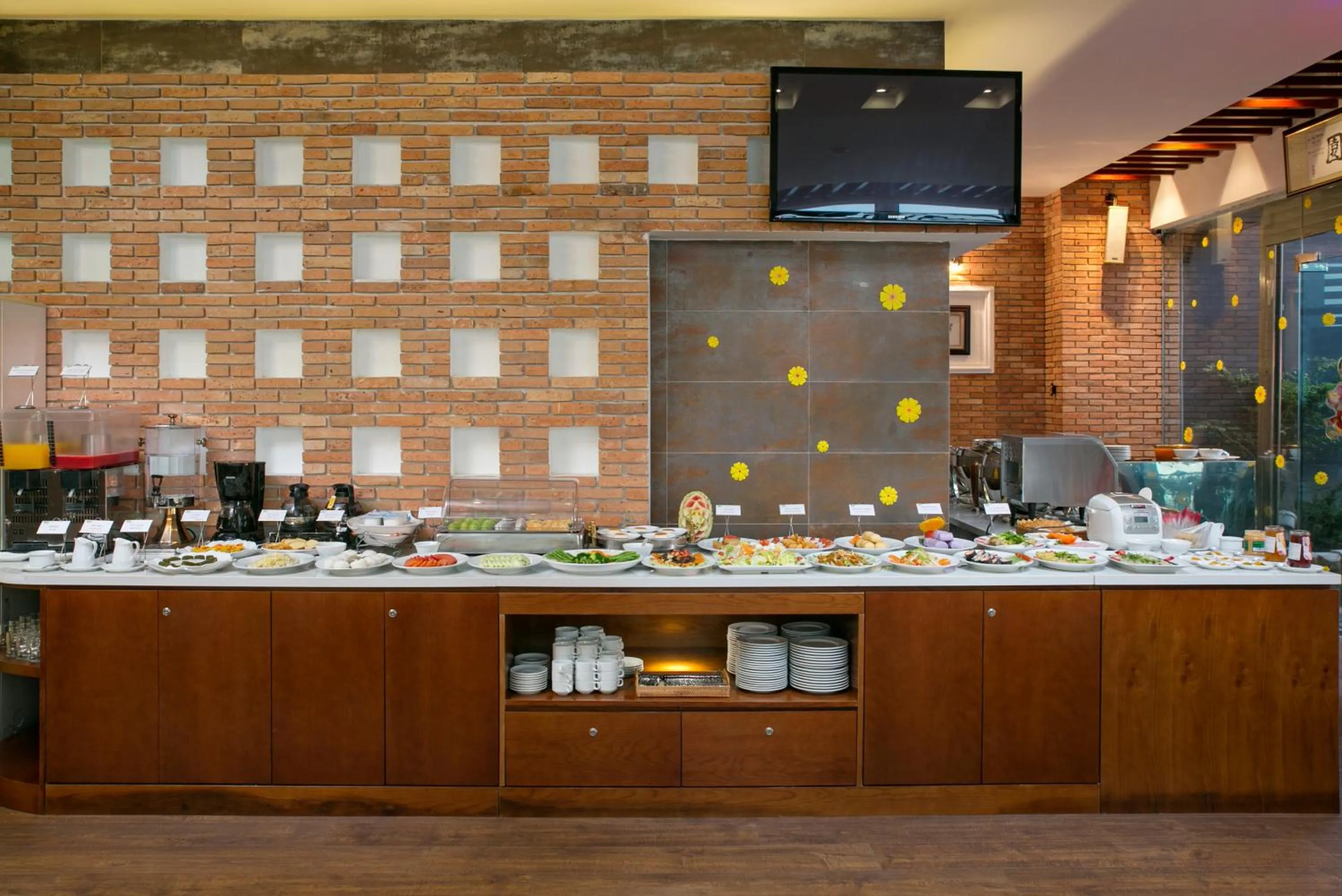 Restaurant/places to eat in Sun River Hotel