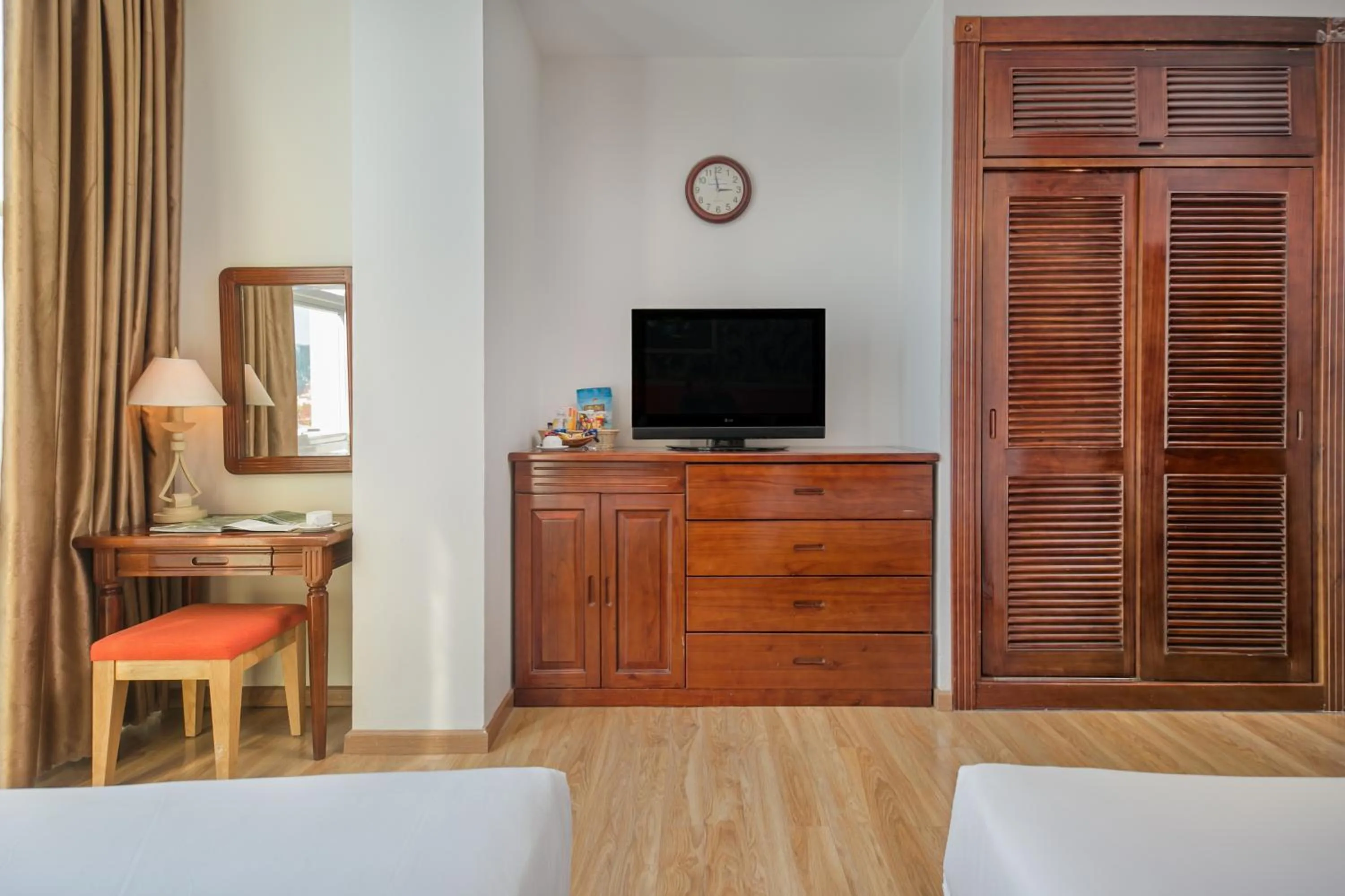 TV and multimedia, Bed in Sun River Hotel