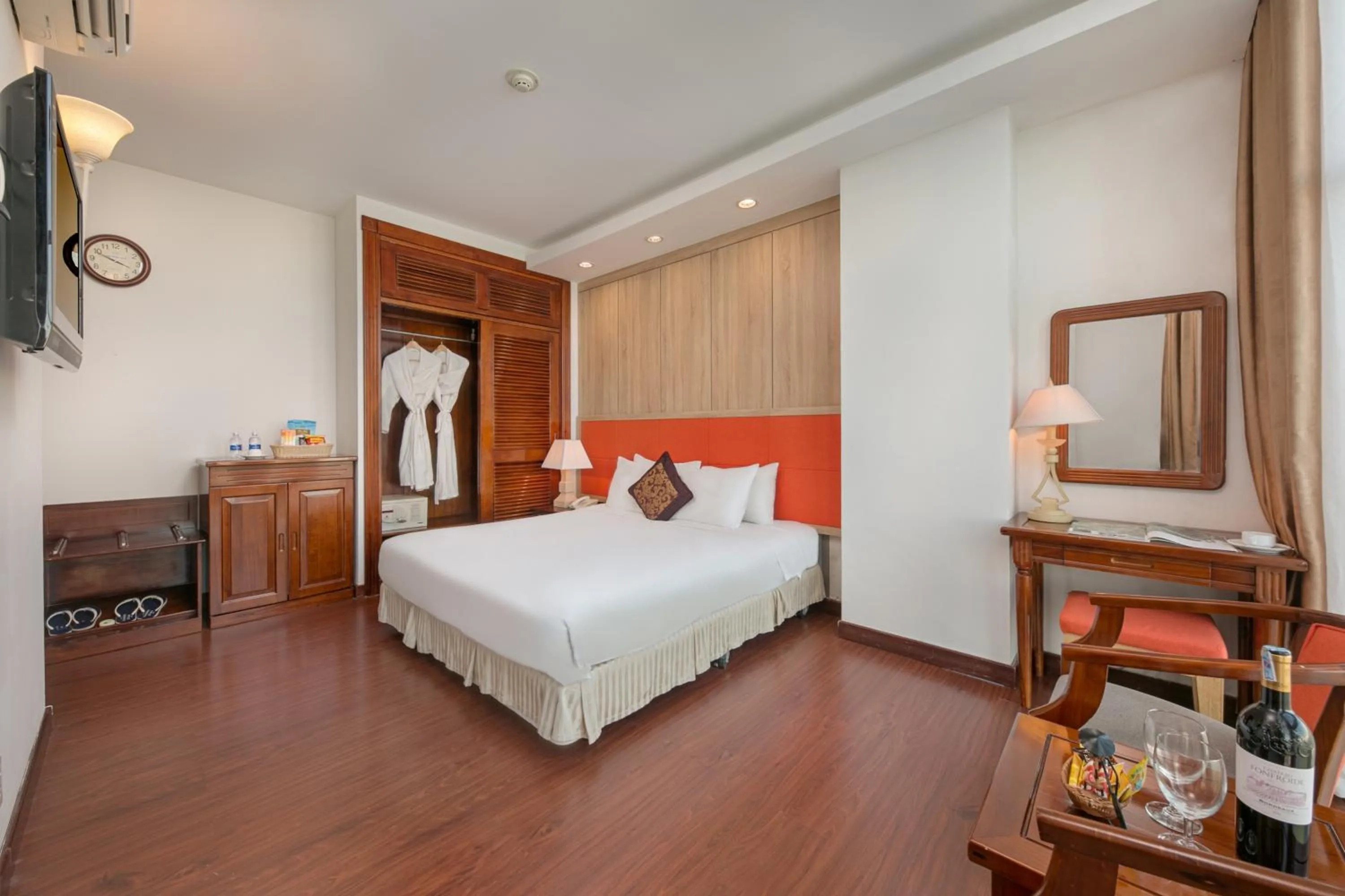 Photo of the whole room, Bed in Sun River Hotel