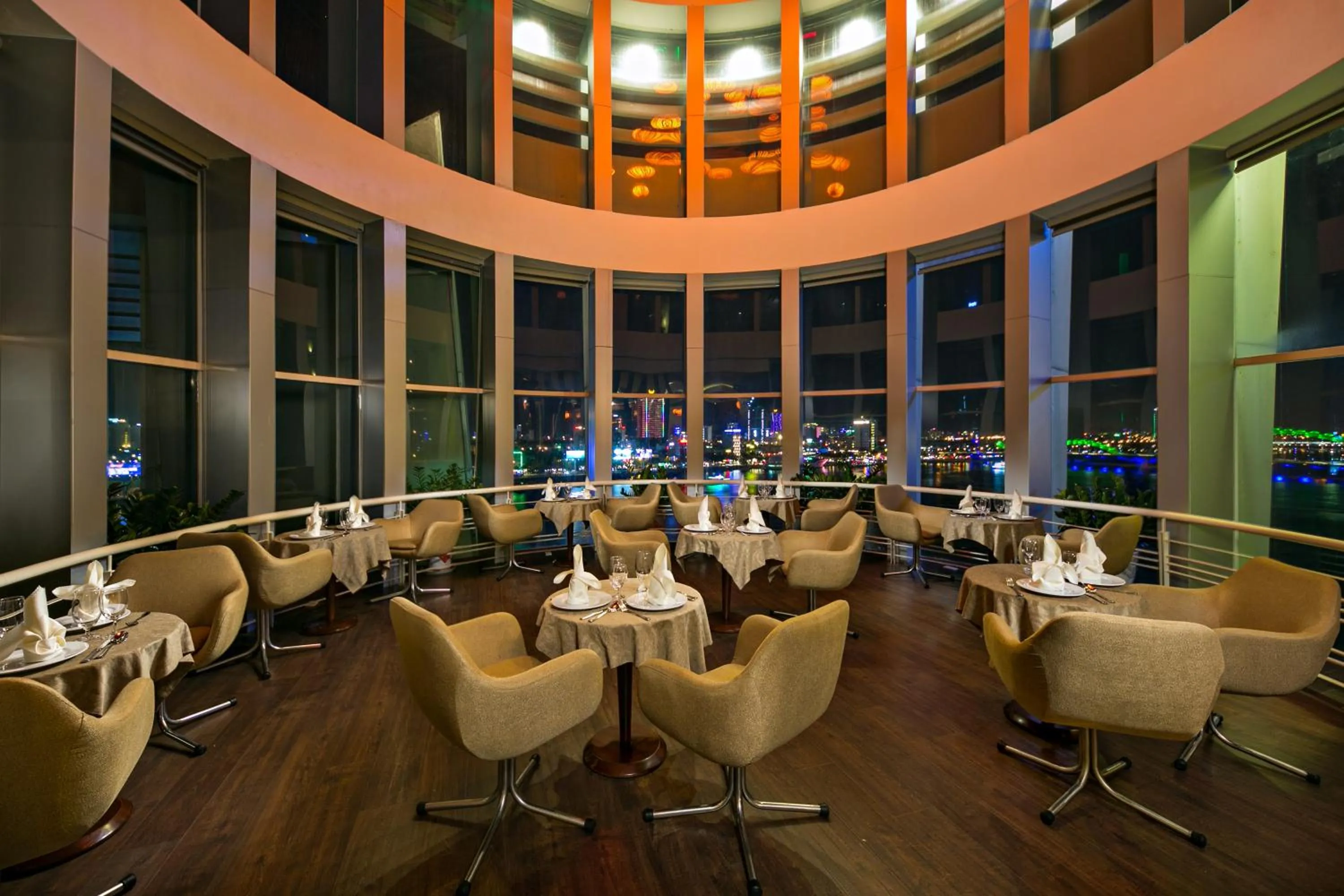 Restaurant/places to eat in Sun River Hotel