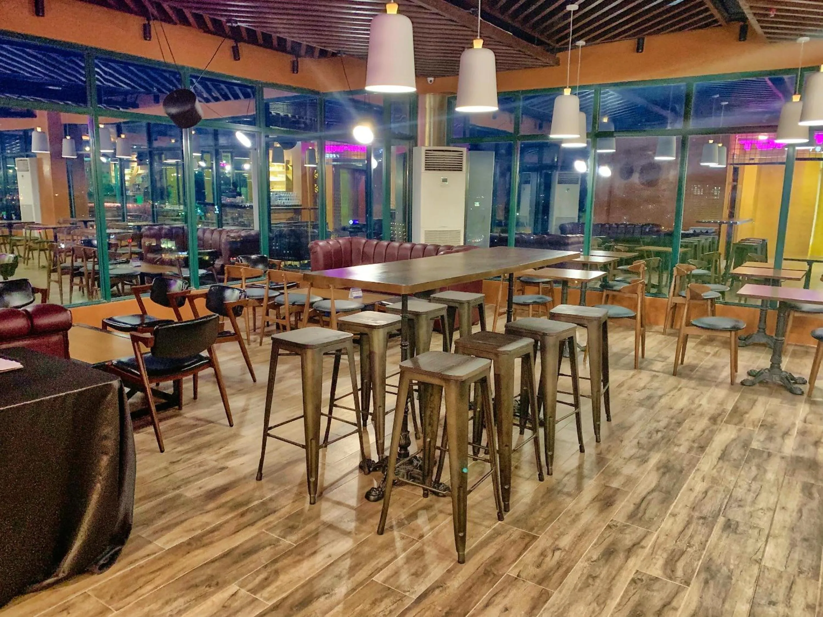 Restaurant/places to eat in New Dawn Hotel Plus