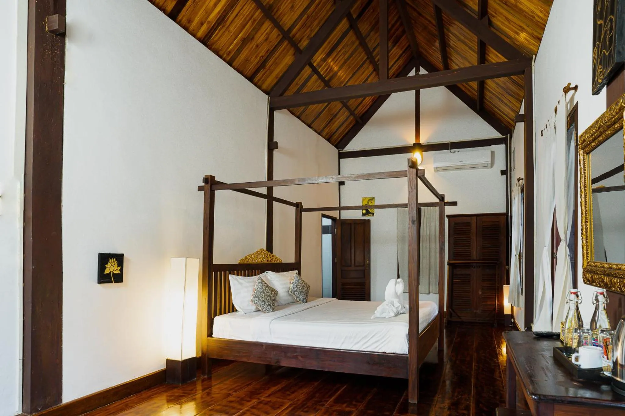 Photo of the whole room, Bed in Villa Khoum Xieng Thong Boutique