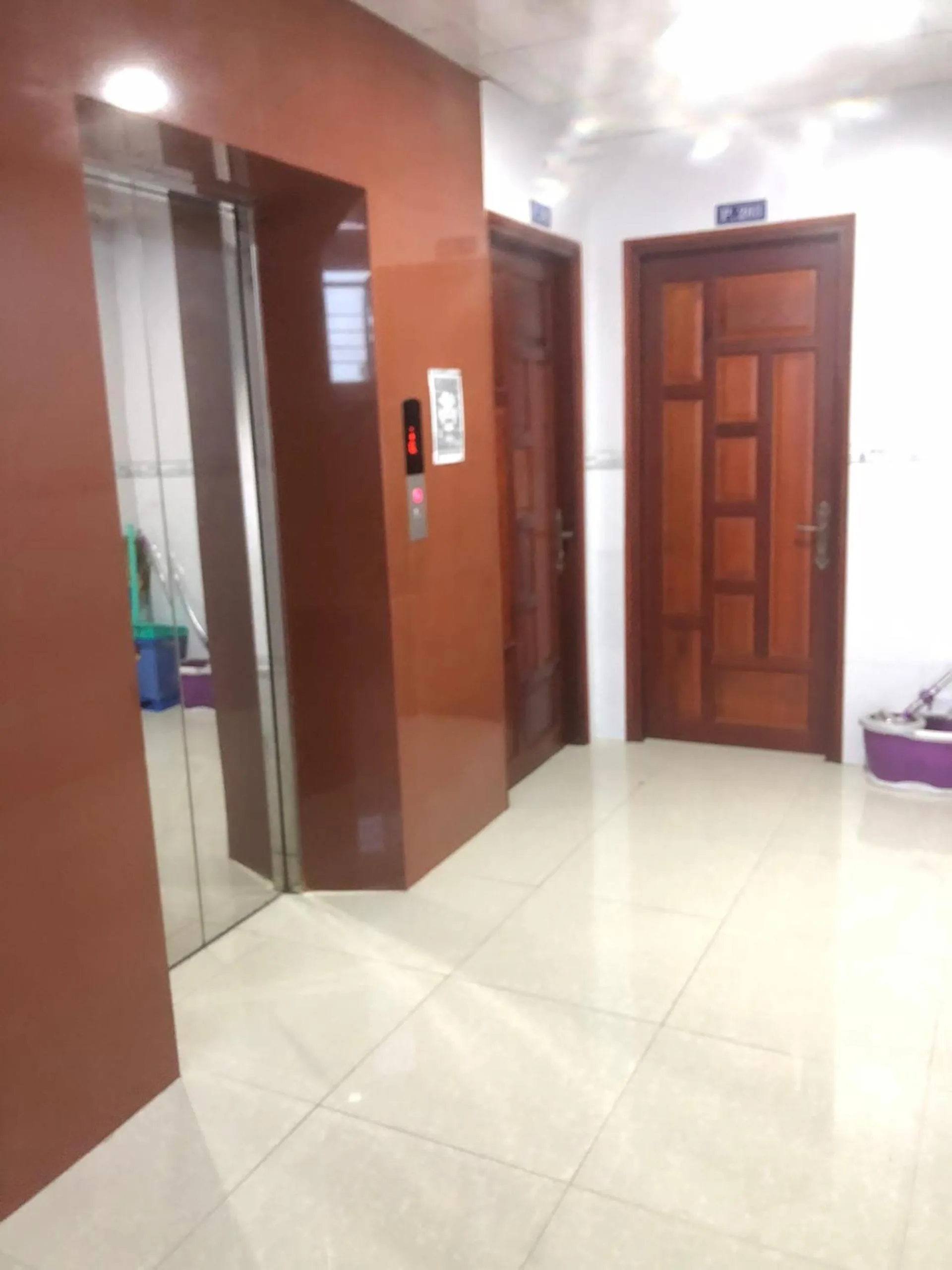 elevator in De Vuong 2