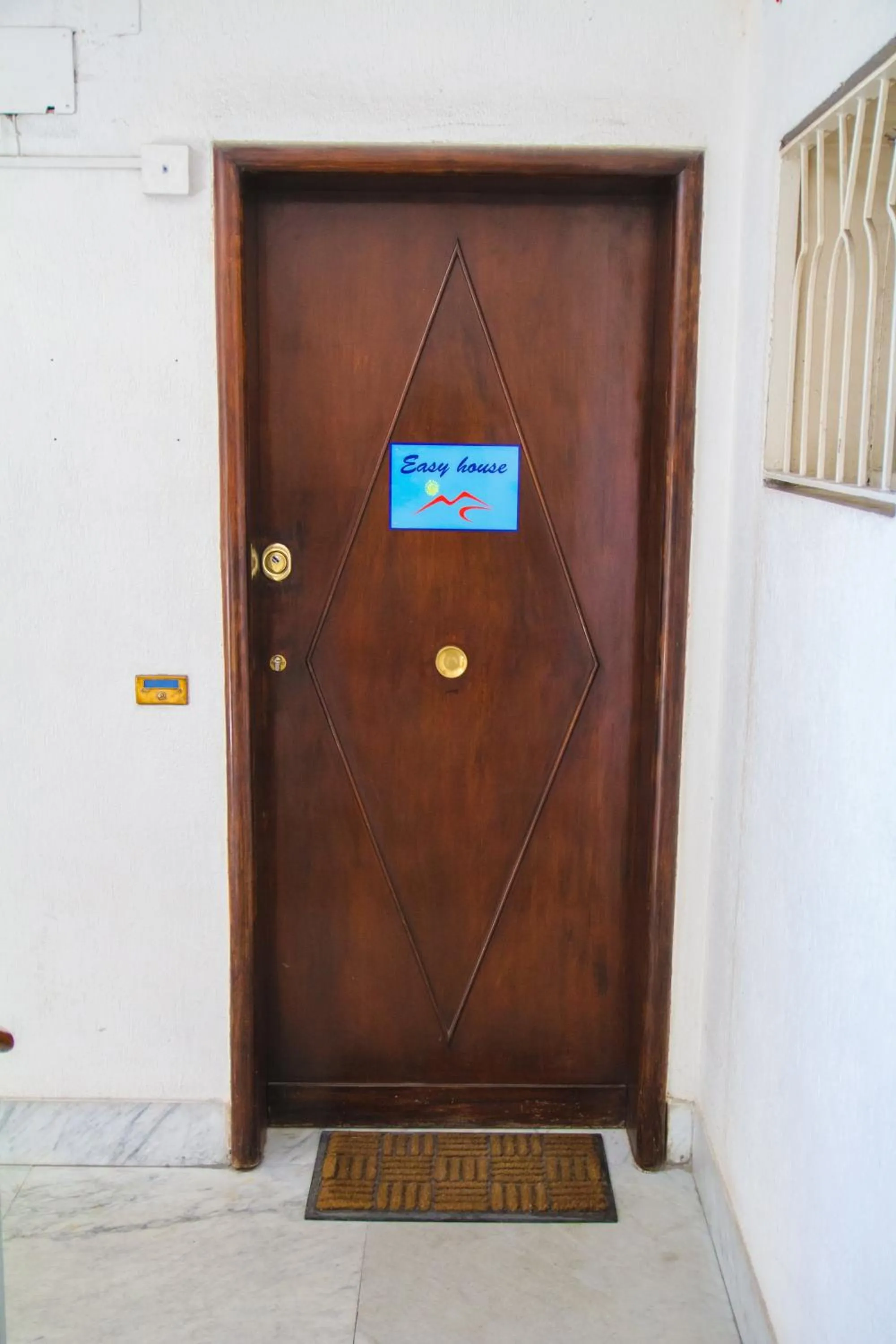 Facade/entrance in Easy House