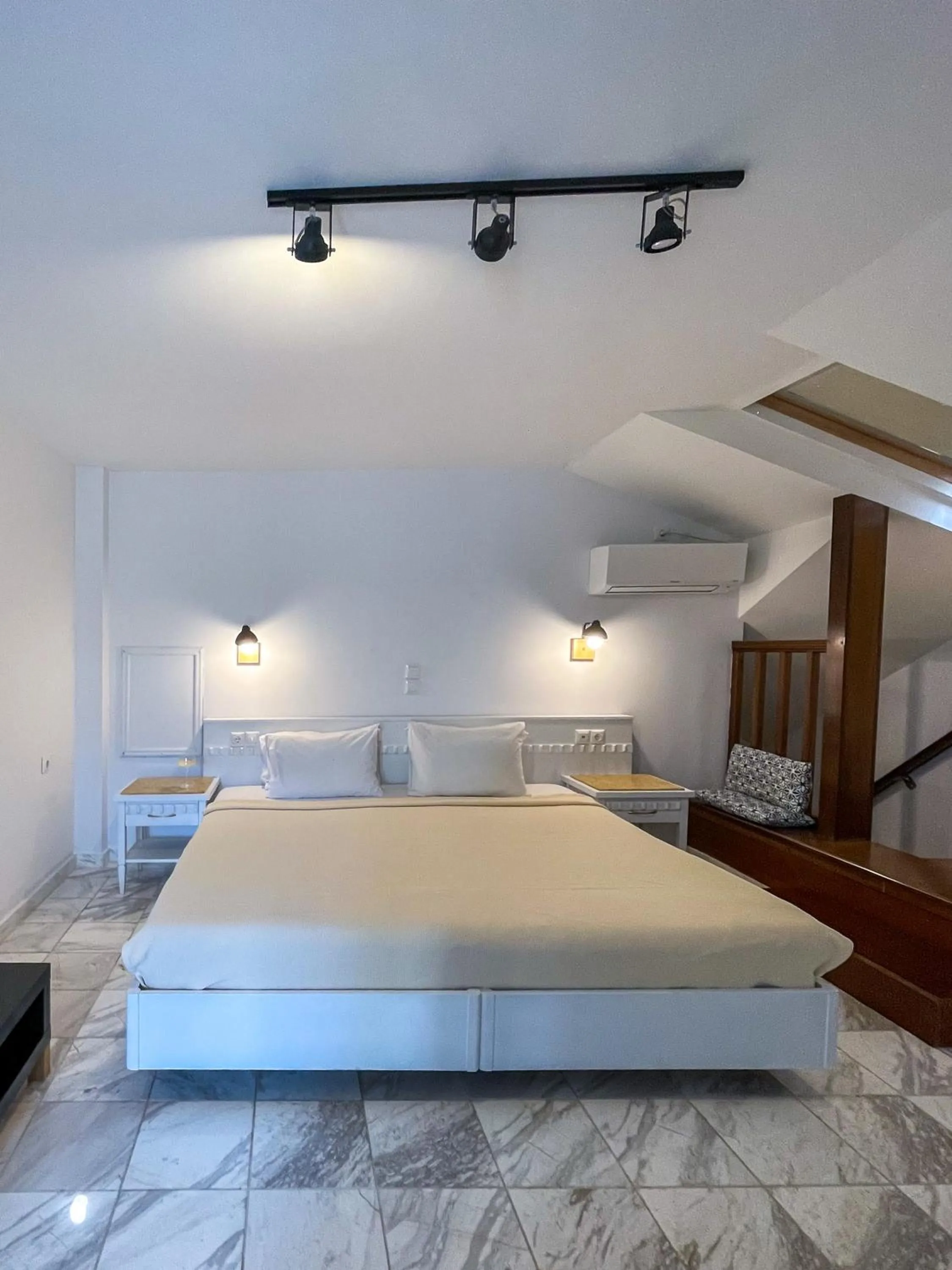 Bedroom, Bed in Dracos Hotel